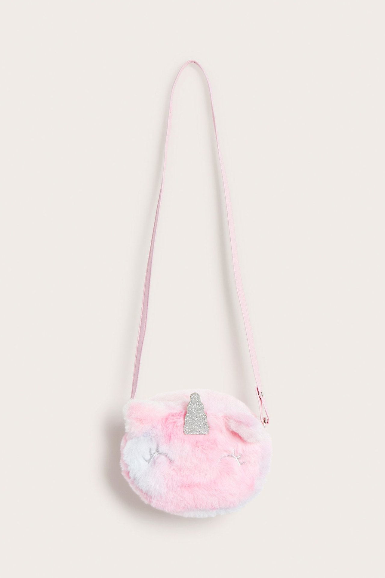 Widok z przodu różowej, tęczowej torebki na ramię z futerka sztucznego w kształcie jednorożca z brokatowym rogiem.