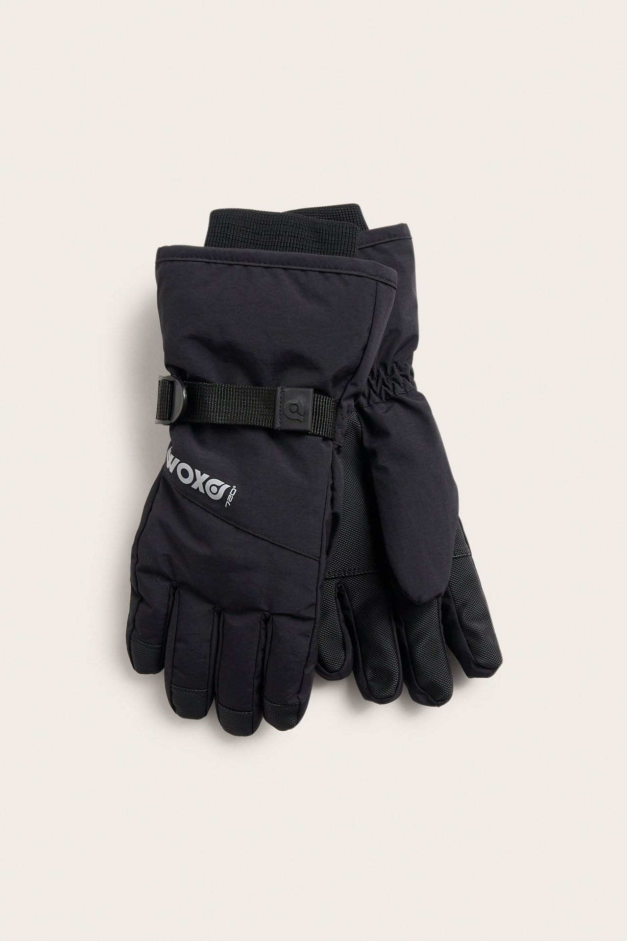 Edestä näkymä mustista vedenpitävistä lasketteluhanskoista, joissa on säädettävät rannehihnat ja resorit.