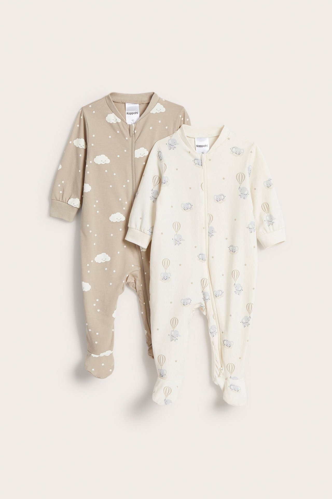 Widok z przodu dwóch pajacyków: ecru w słonie i beżowy w chmurki, oba zapinane na zamek.