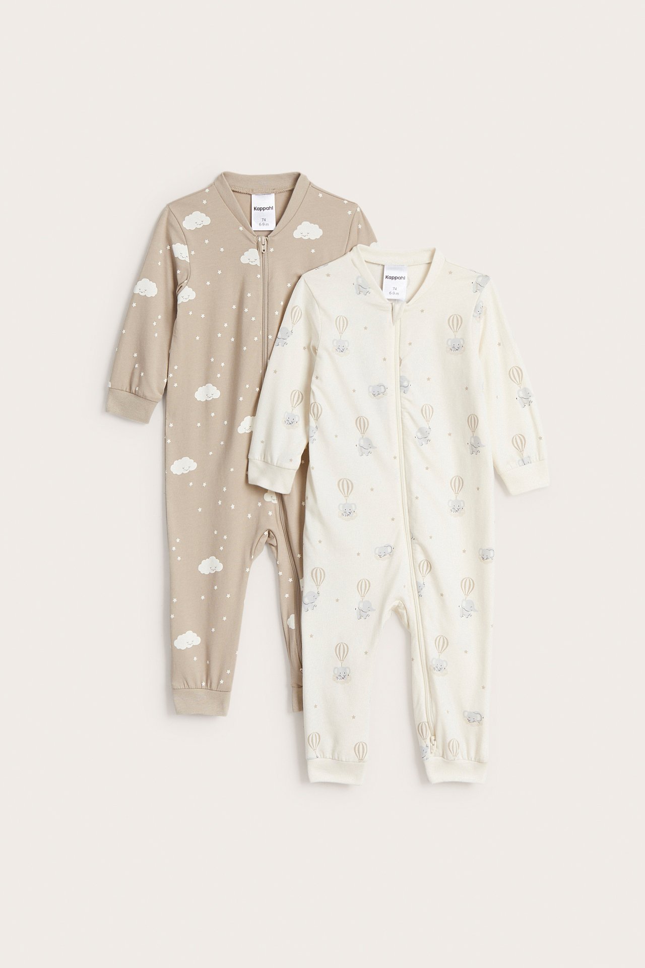 Framsida av ett 2-pack babyrompers: offwhite med elefanter, beige med moln, långärmade, med tvåvägsdragkedja.