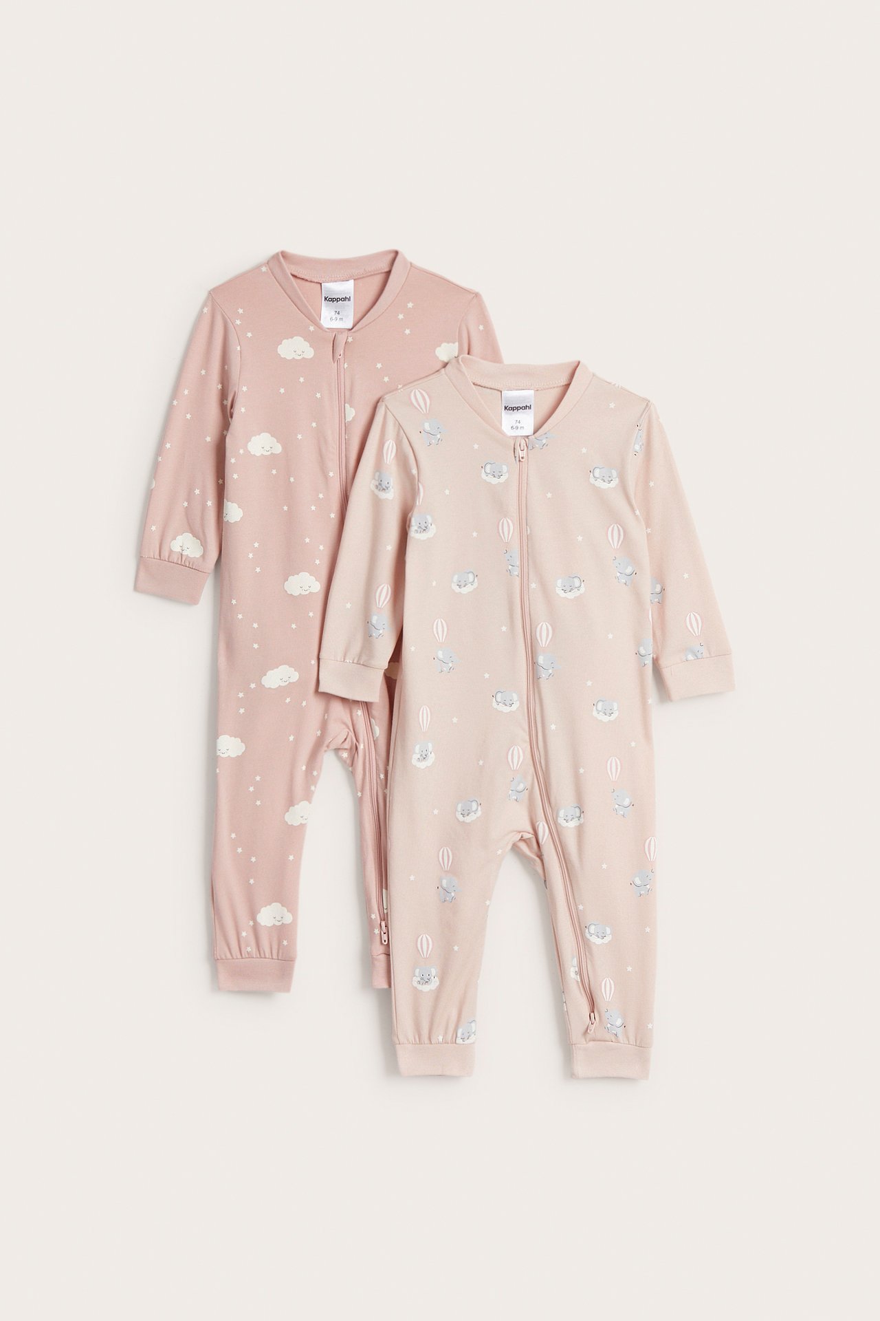Frontvy av två rosa mönstrade babyrompers med tvåvägsdragkedjor; en med elefanter, en med moln.