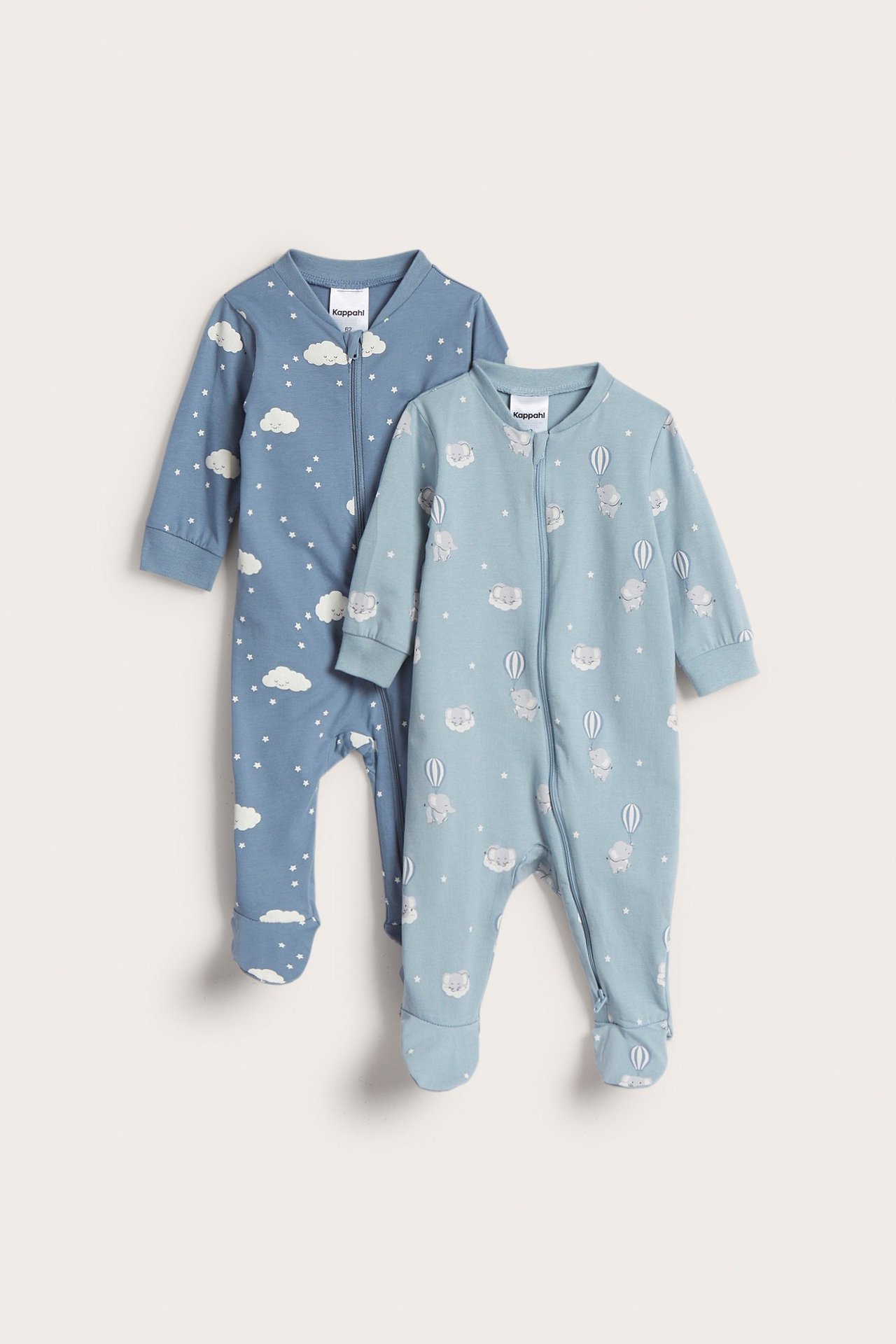 Edestä: kaksi vauvanhaalaria, vaaleansininen norsuilla ja sininen pilvillä, molemmat jalkaterillä.