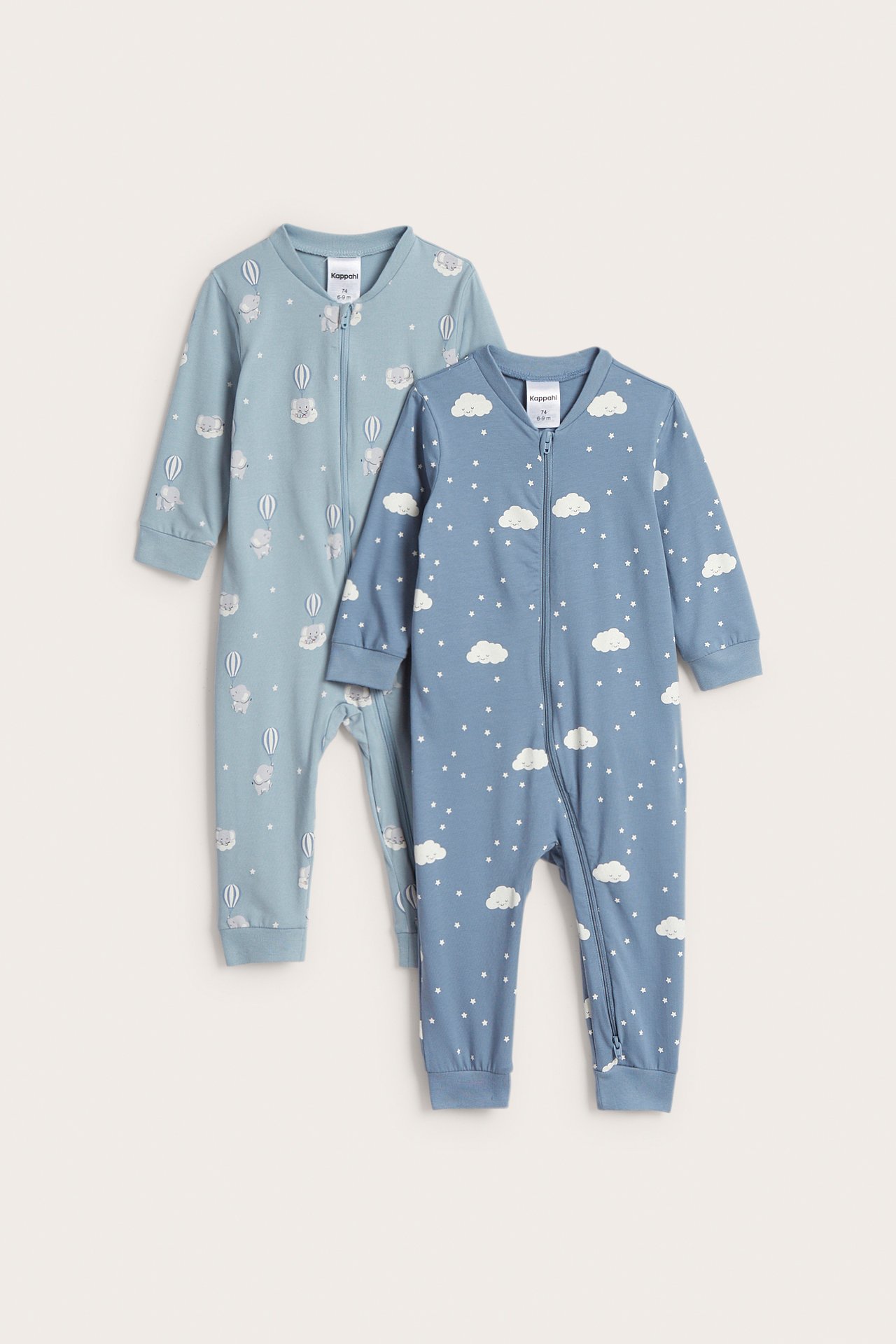 Frontvy: Blå mönstrad baby-pyjamas med moln och stjärnor, tvåvägsdragkedja. En ljusblå pyjamas med elefanter bredvid.