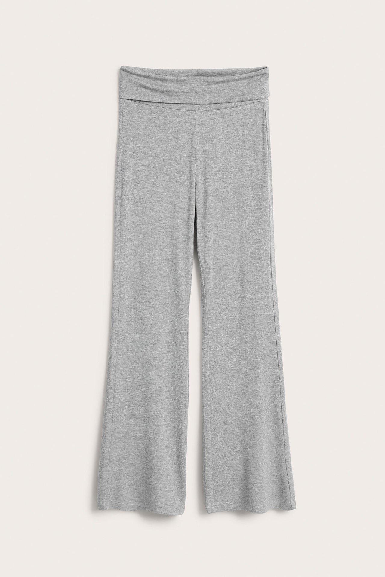 Widok z przodu jasnoszarych, melanżowych legginsów do jogi z rozszerzanymi nogawkami i wywijanym pasem.