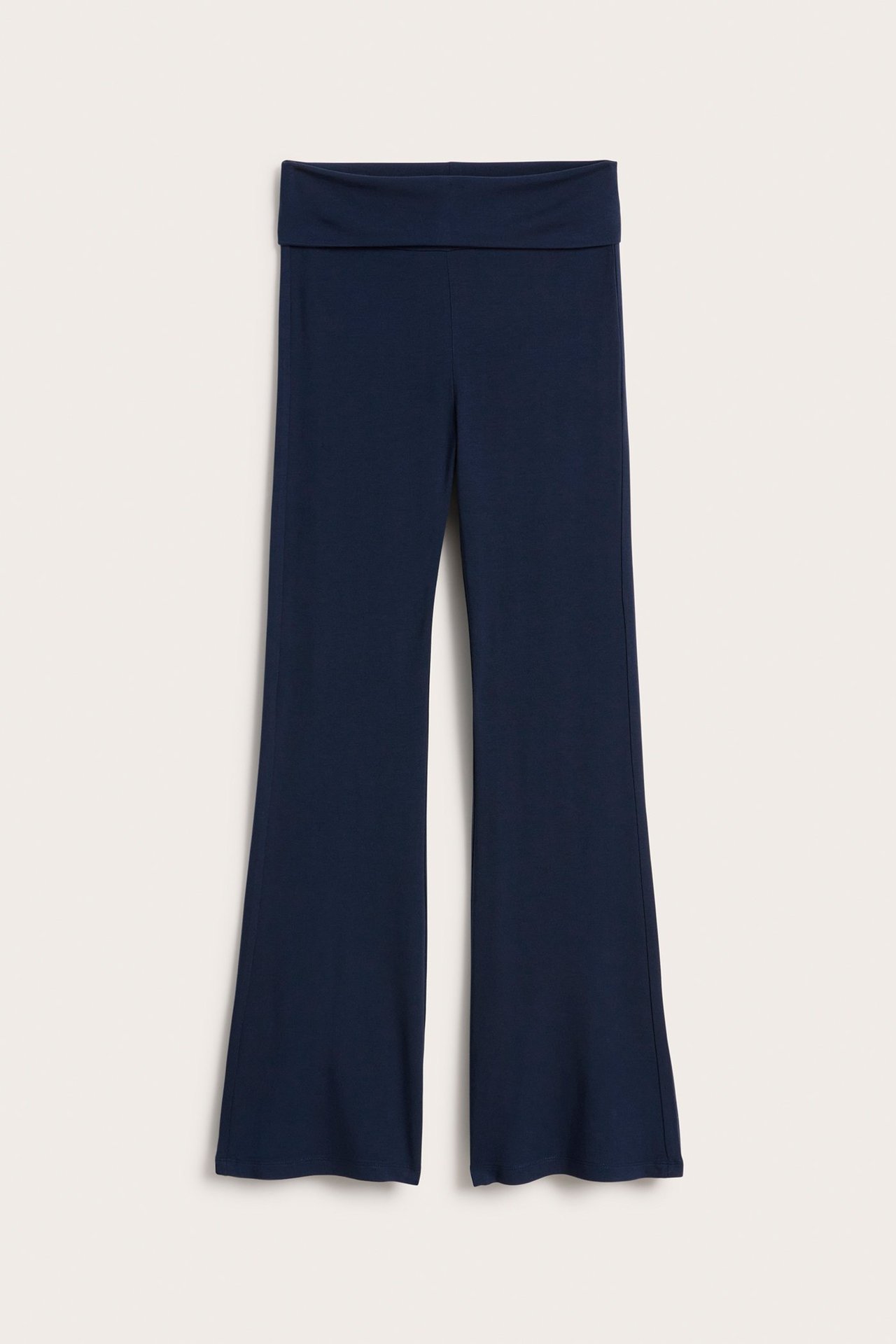 Widok z przodu: niebieskie legginsy do jogi z wiskozy z rozszerzanymi nogawkami i wywijanym pasem.