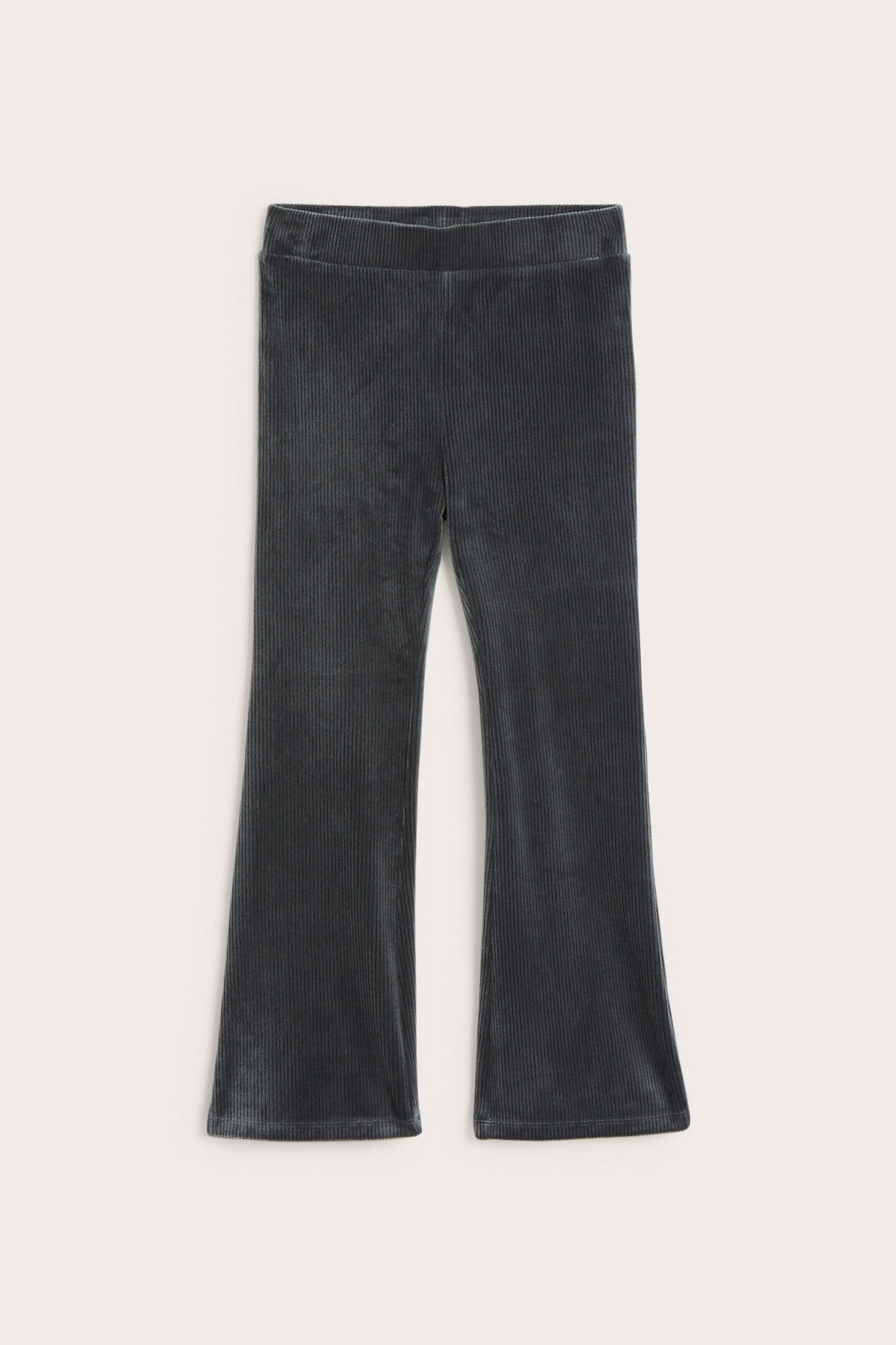 Widok z przodu czarnych, prążkowanych welurowych legginsów dzwonów dla dzieci.