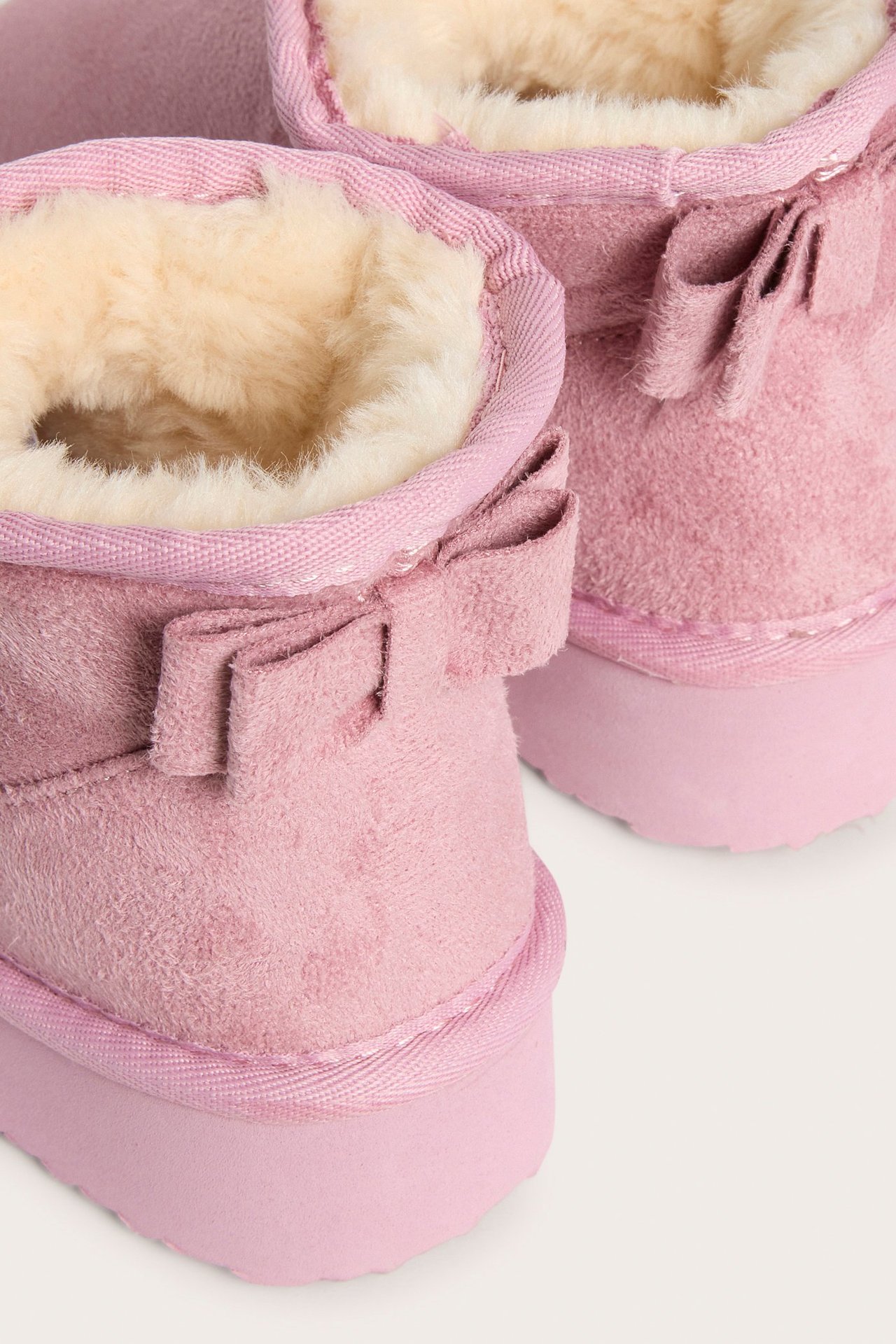 Boots i mockaimitation med rosett