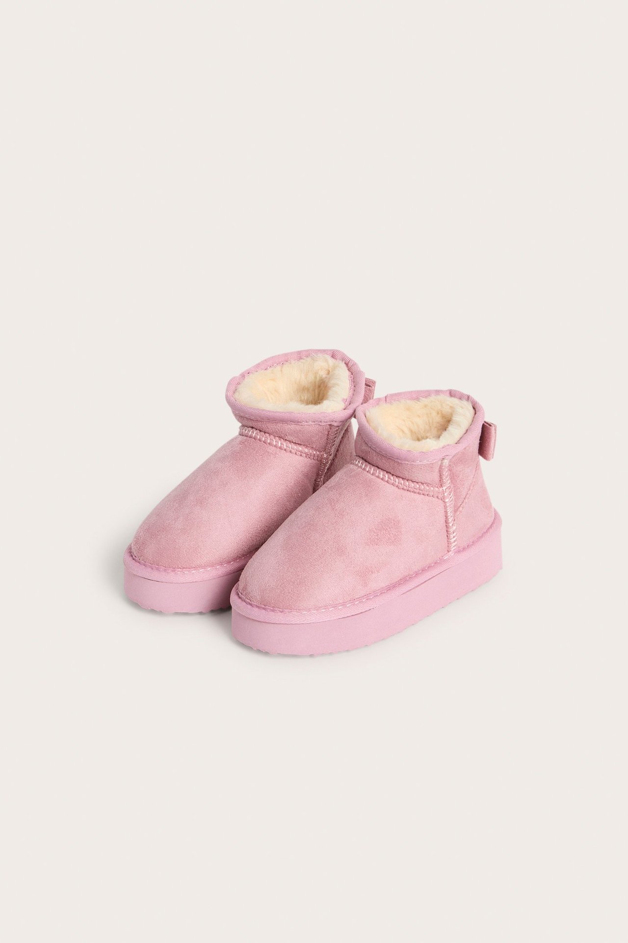 Boots i mockaimitation med rosett
