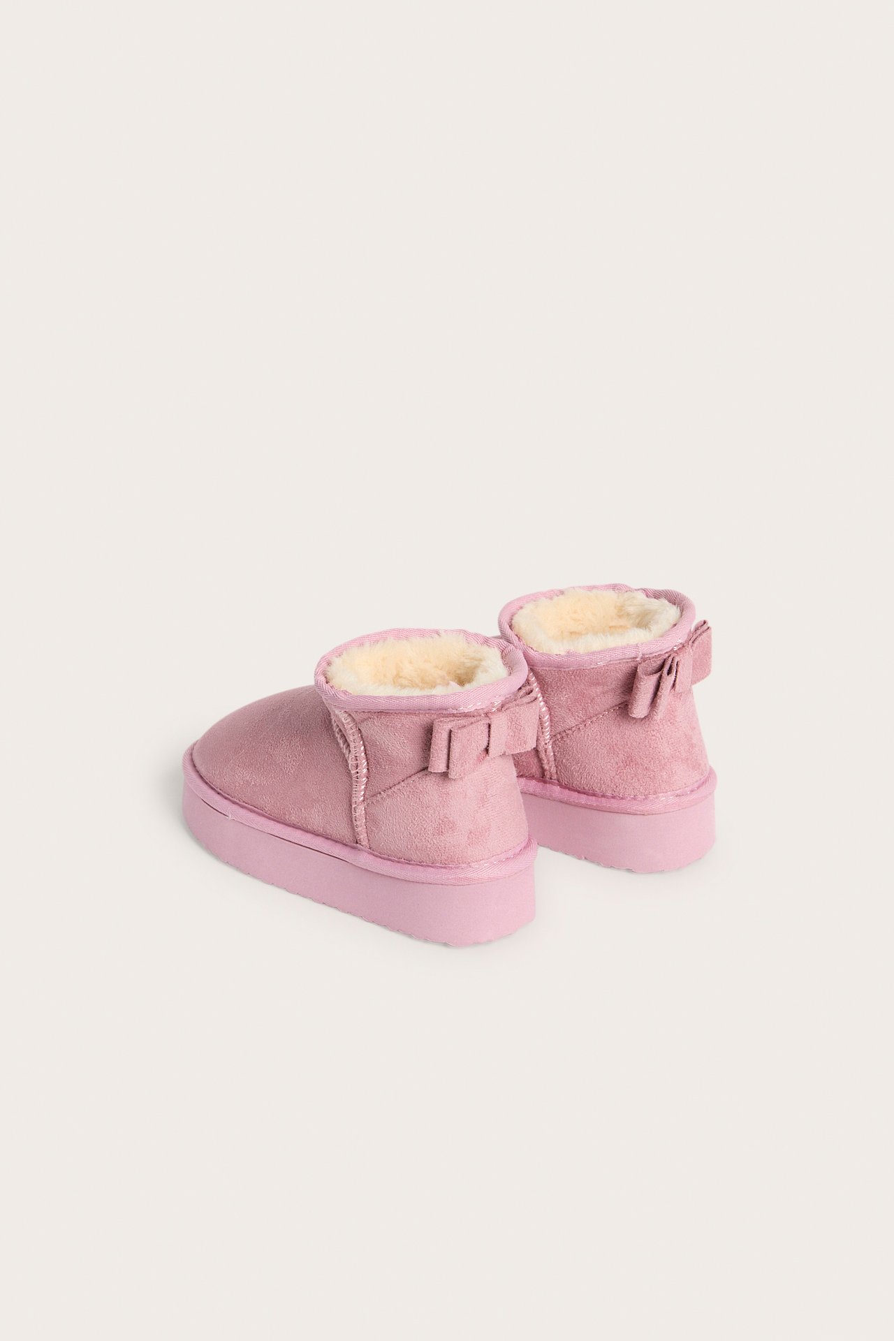 Boots i mockaimitation med rosett