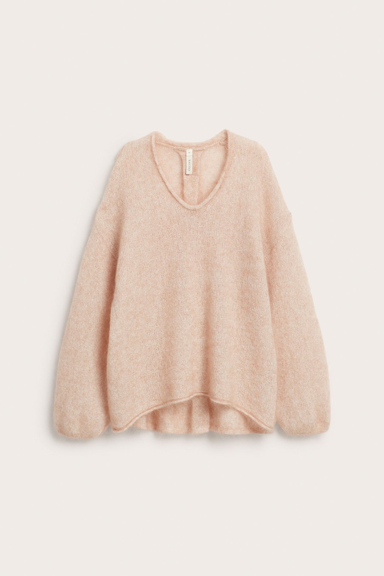 Frontvisning av en løs rosa mohairblanding strikkegenser med v-hals og lett puffede ermer.