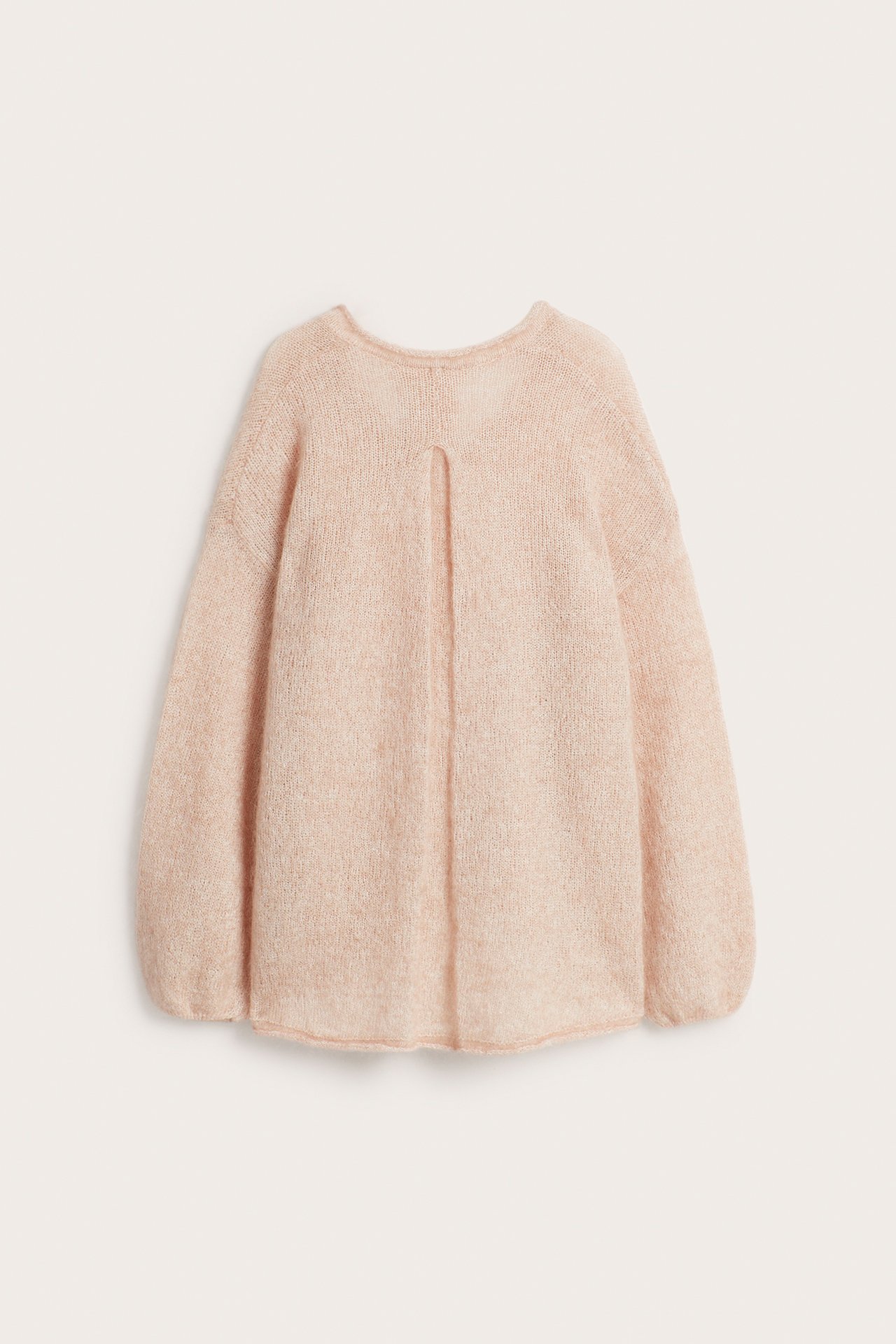 Bakfra: Rosa strikket genser i mohairblanding med rund hals, puffermer og en fold i ryggen.