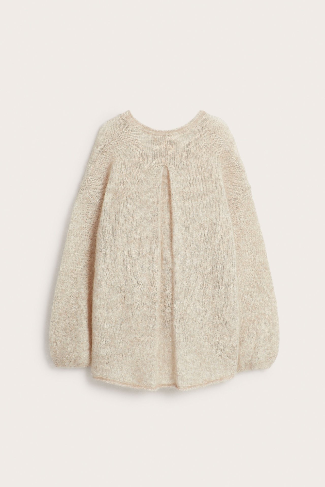 Bakfra: Lys beige strikkegenser i mohairblanding med rund hals, puffermer og ryggfold.