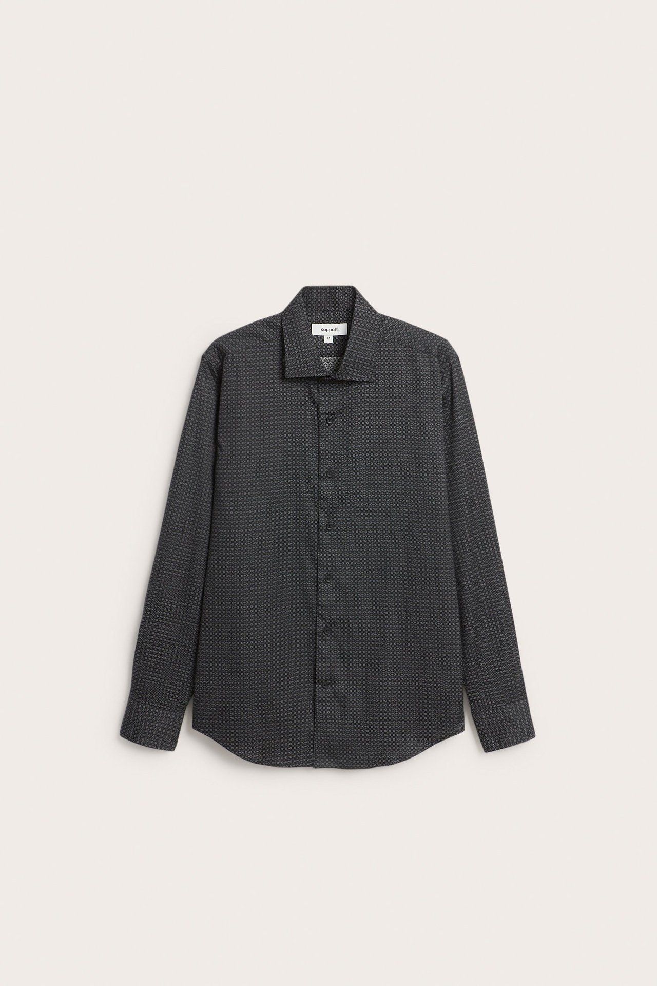 Edestä näkymä miesten mustasta kuviollisesta puuvillapaidasta, jossa on kaulus ja napilliset hihansuut.