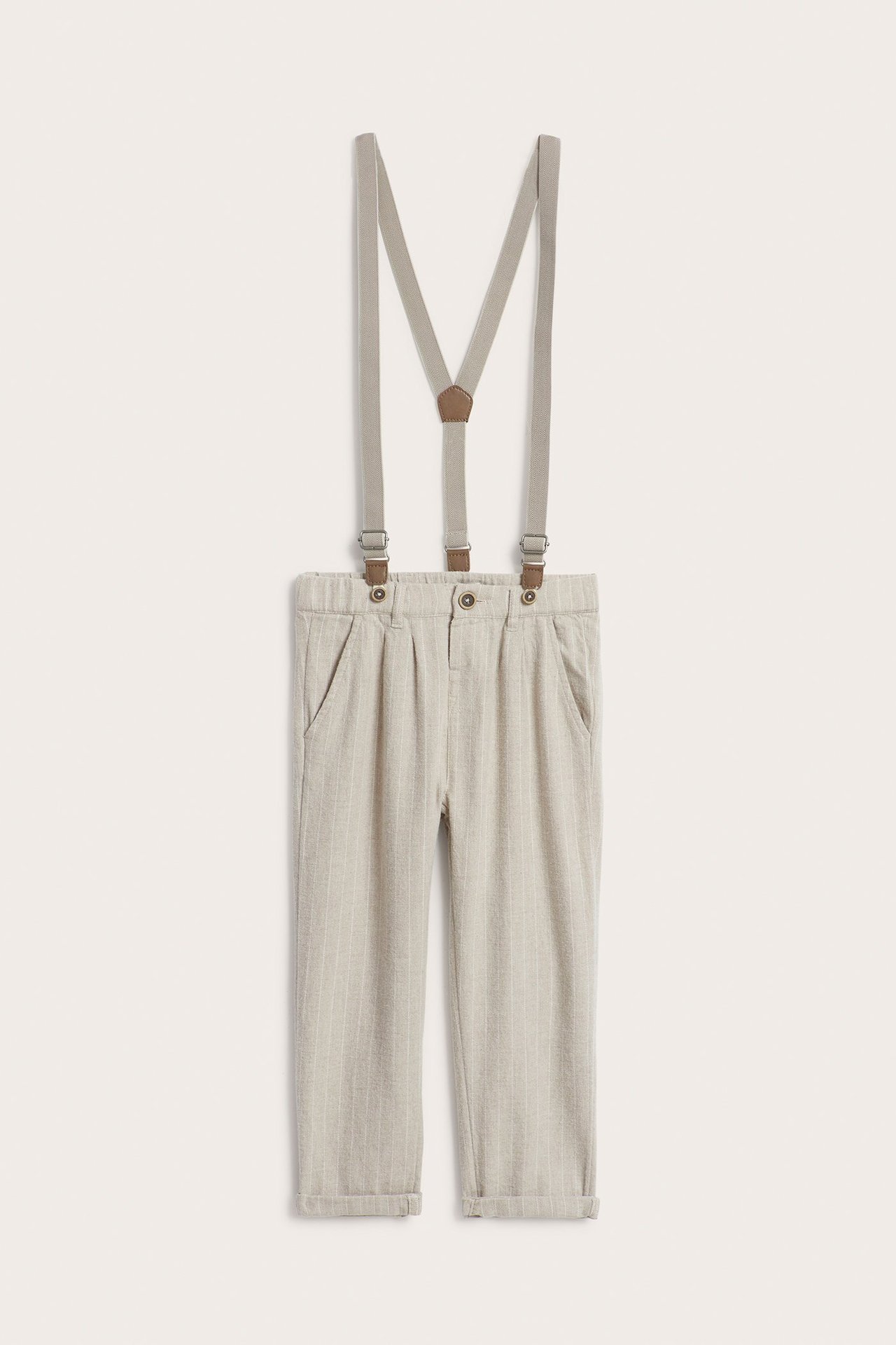 Frontvisning: barnas lysebeige, finstripete bomullsbukser med lysebeige justerbare seler.