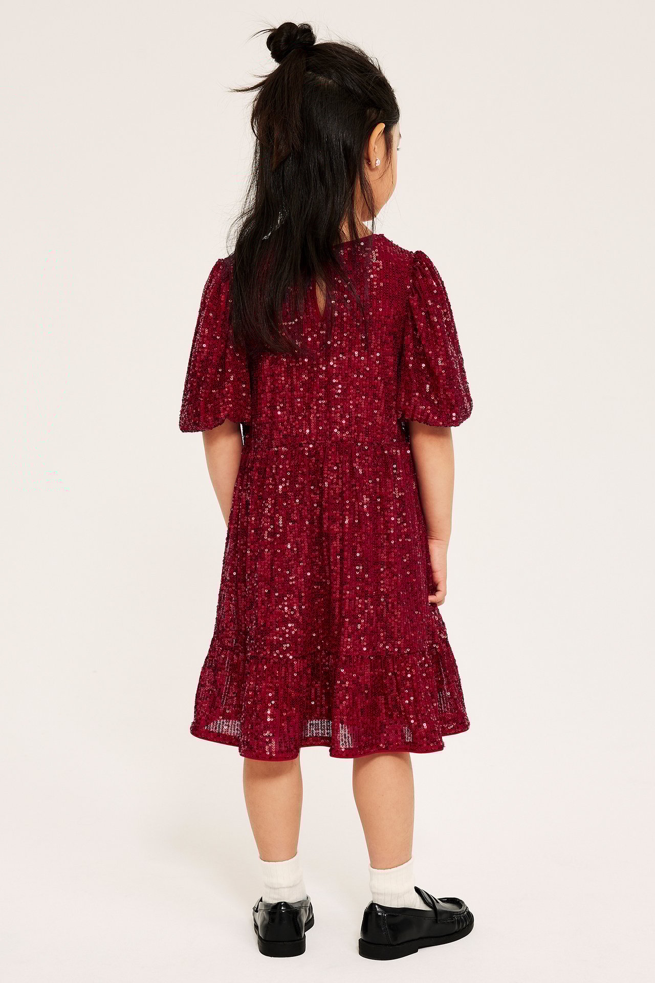 Czerwona sukienka z cekinami, puff-ramiona, zapięcie na guzik z tyłu, podszewka, dla dziewczynki.