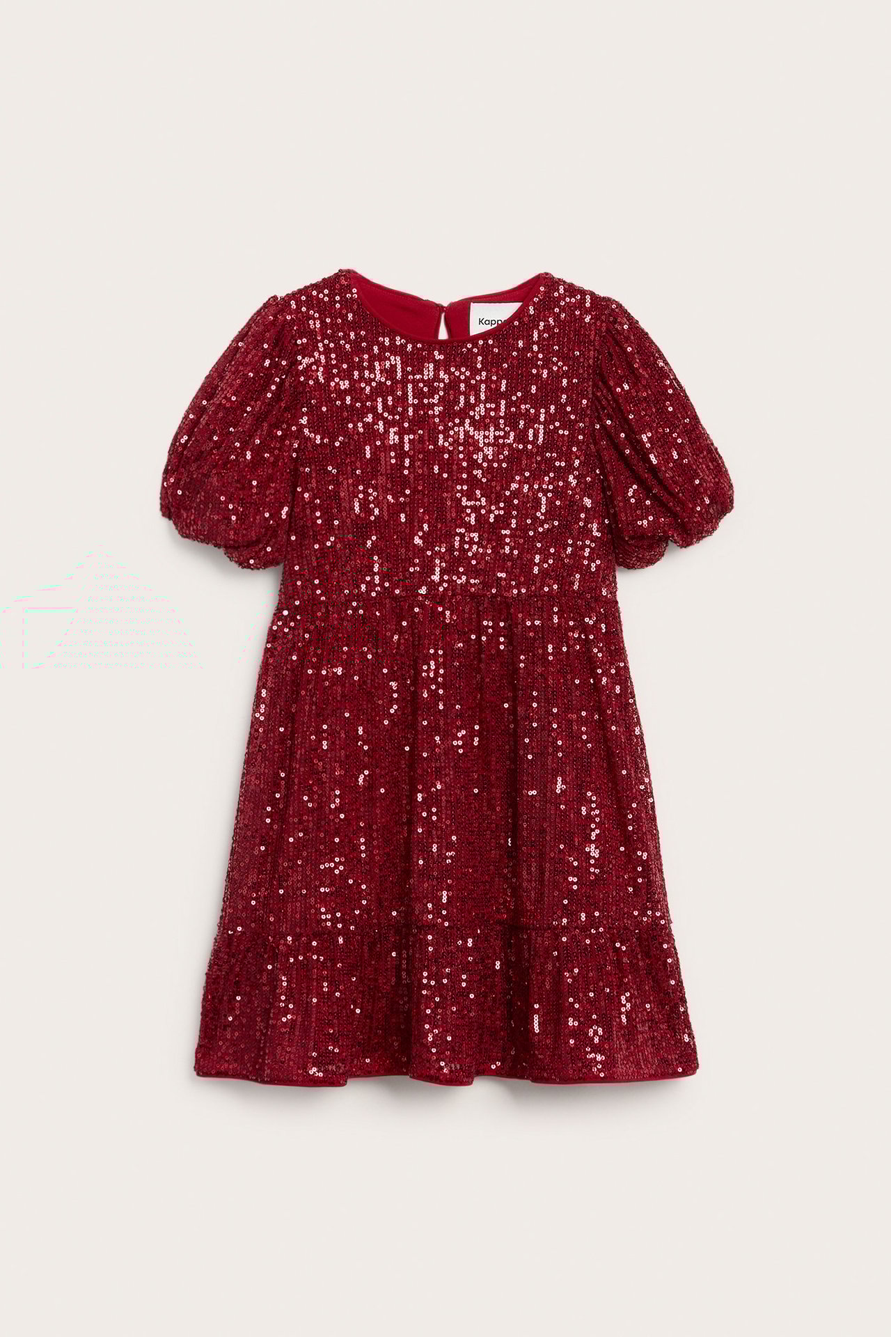 Widok z przodu czerwonej sukienki cekinowej dla dzieci z bufiastymi rękawami i okrągłym dekoltem.