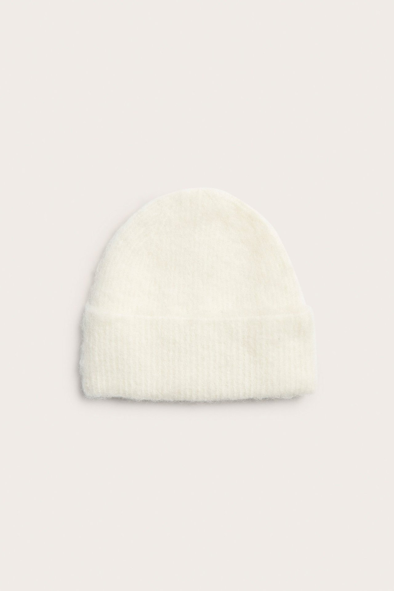 Widok z przodu na kremową, puszystą, prążkowaną czapkę beanie z mieszanki wełny i alpaki.