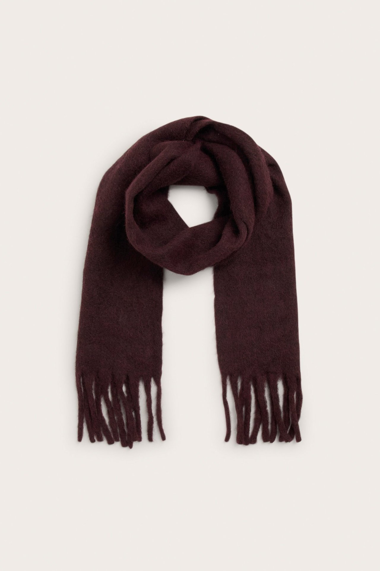 Edestä kuvattu laskostettu viininpunainen meleerattu pörröinen huivi, jossa hapsut.
