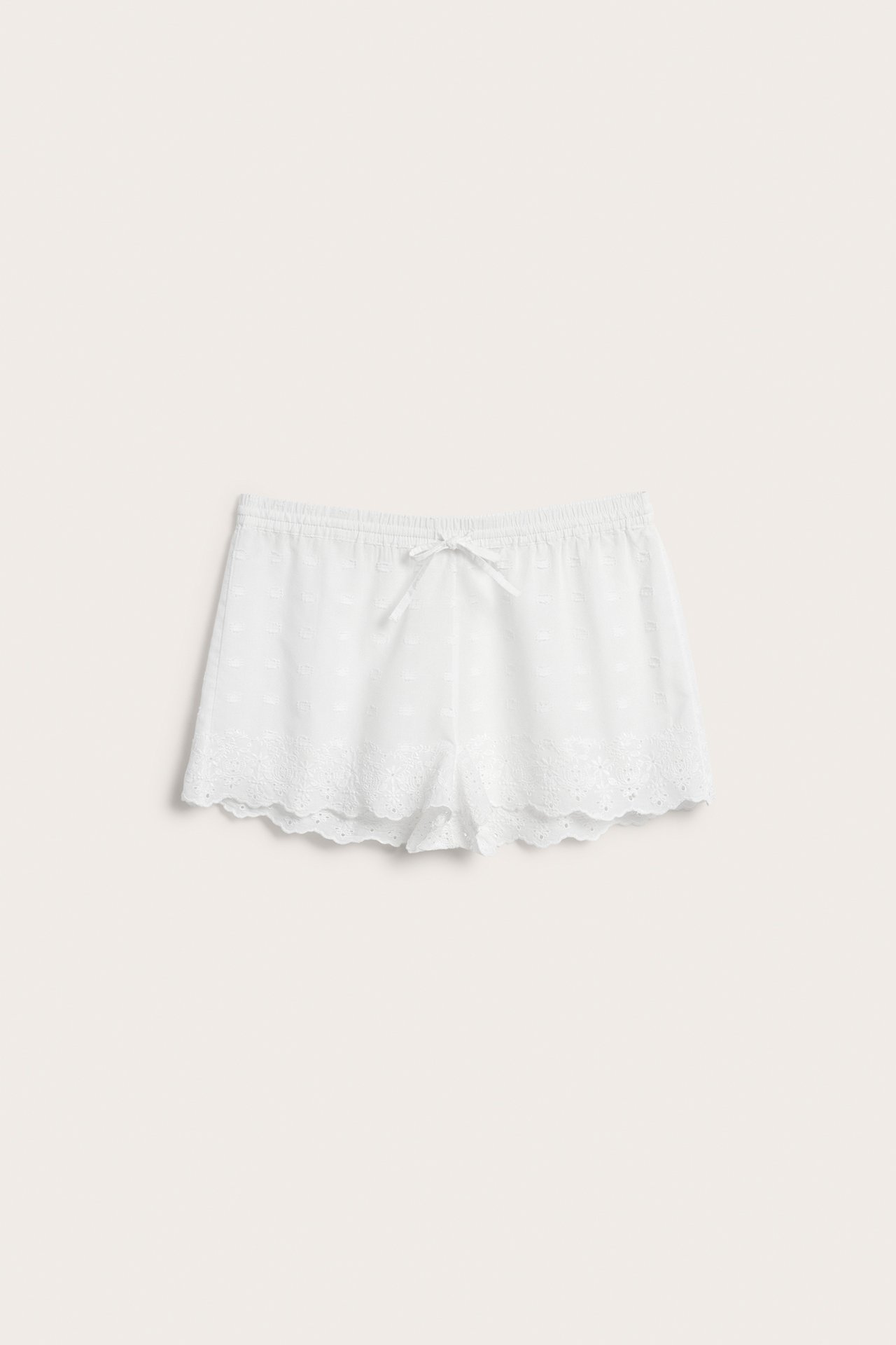 Pyjamashortsit, joissa englantilaista kirjontaa