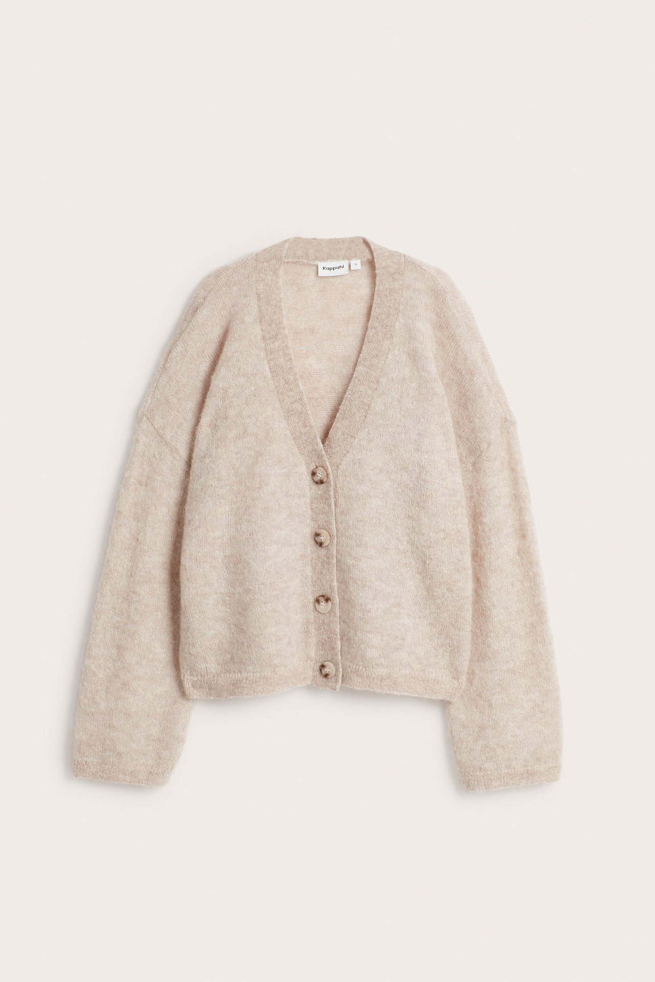 Widok z przodu: Oversize'owy beżowy melanżowy kardigan z mieszanki moheru z dekoltem w serek i pięcioma brązowymi guzikami.