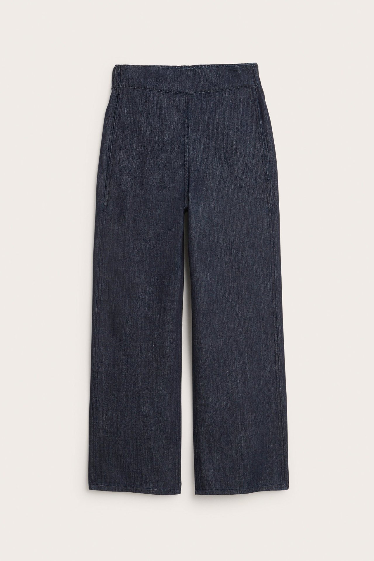 Framifrån, mörkblå raka jeans i denim med resår i midjan.