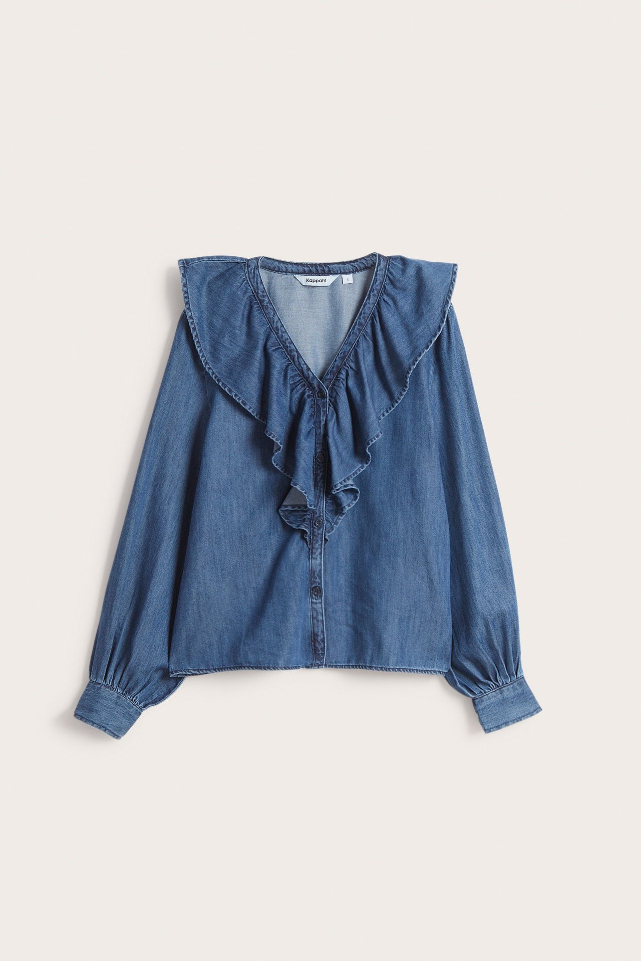 Widok z przodu: Dżinsowa niebieska bluzka z dekoltem V, falbankowym kołnierzem, długimi rękawami i guzikami.