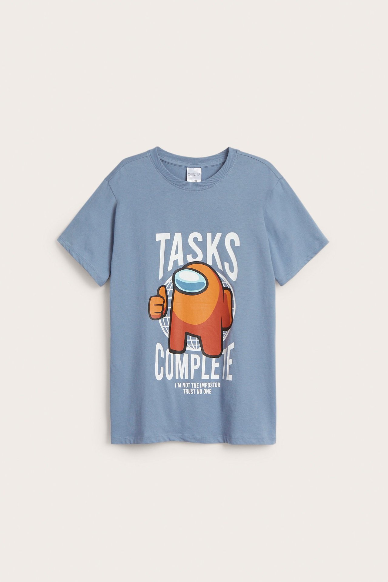 Frontvy av en blå bomulls-t-shirt för barn med Among Us-tryck och text framtill.