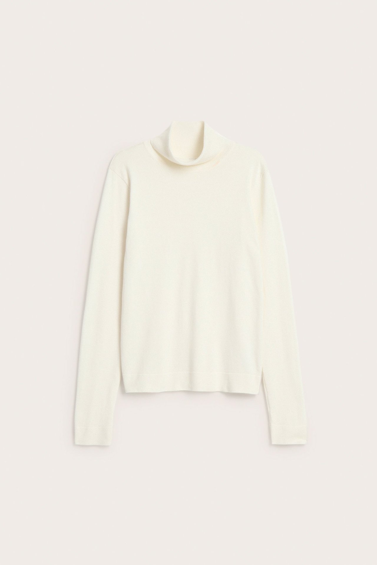 Frontvisning av en offwhite finstrikket pologenser med lange ermer og ribbet krage.