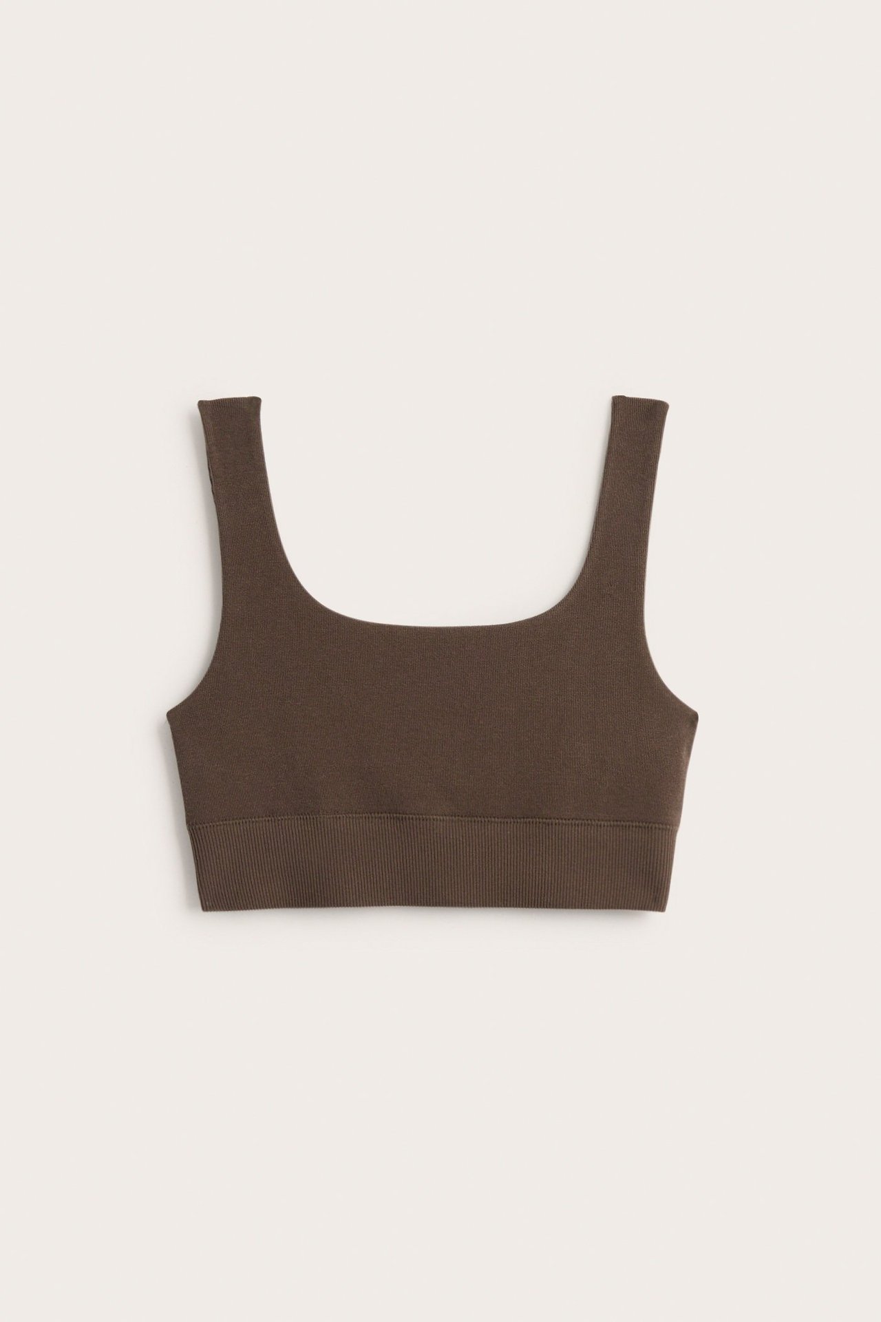 Framsida av en enfärgad mörkbrun bh-topp i bomullsmix med breda band och ribbad nederkant.