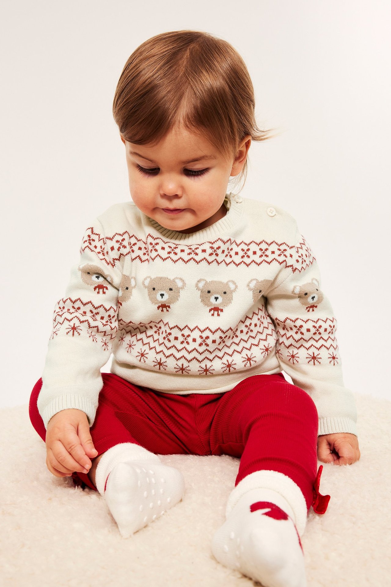 Lys beige julegensrer med bjørnemotiv til baby, frontvisning.