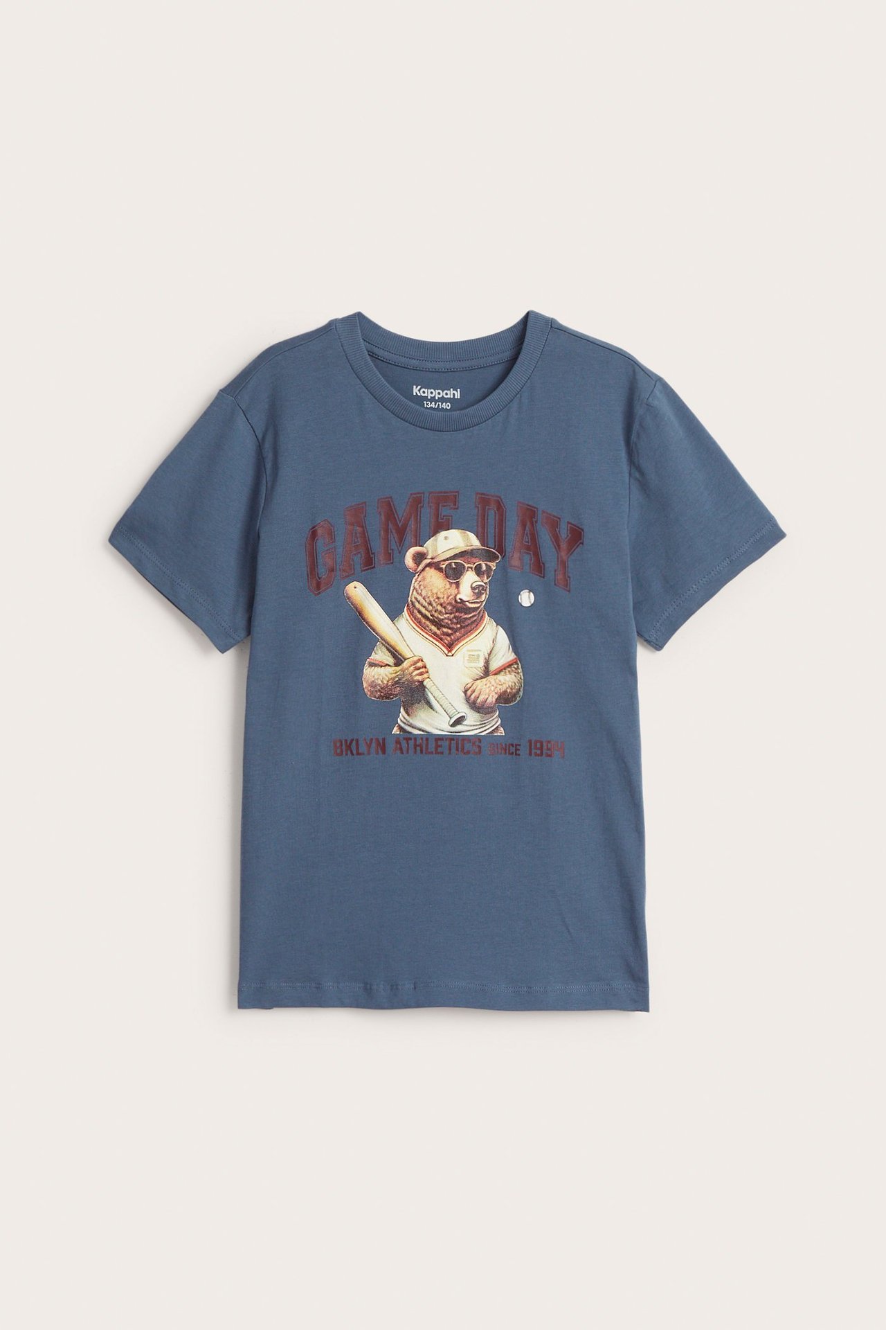 Framsida av en blå bomulls-t-shirt för barn med rund hals och basebollbjörntryck.