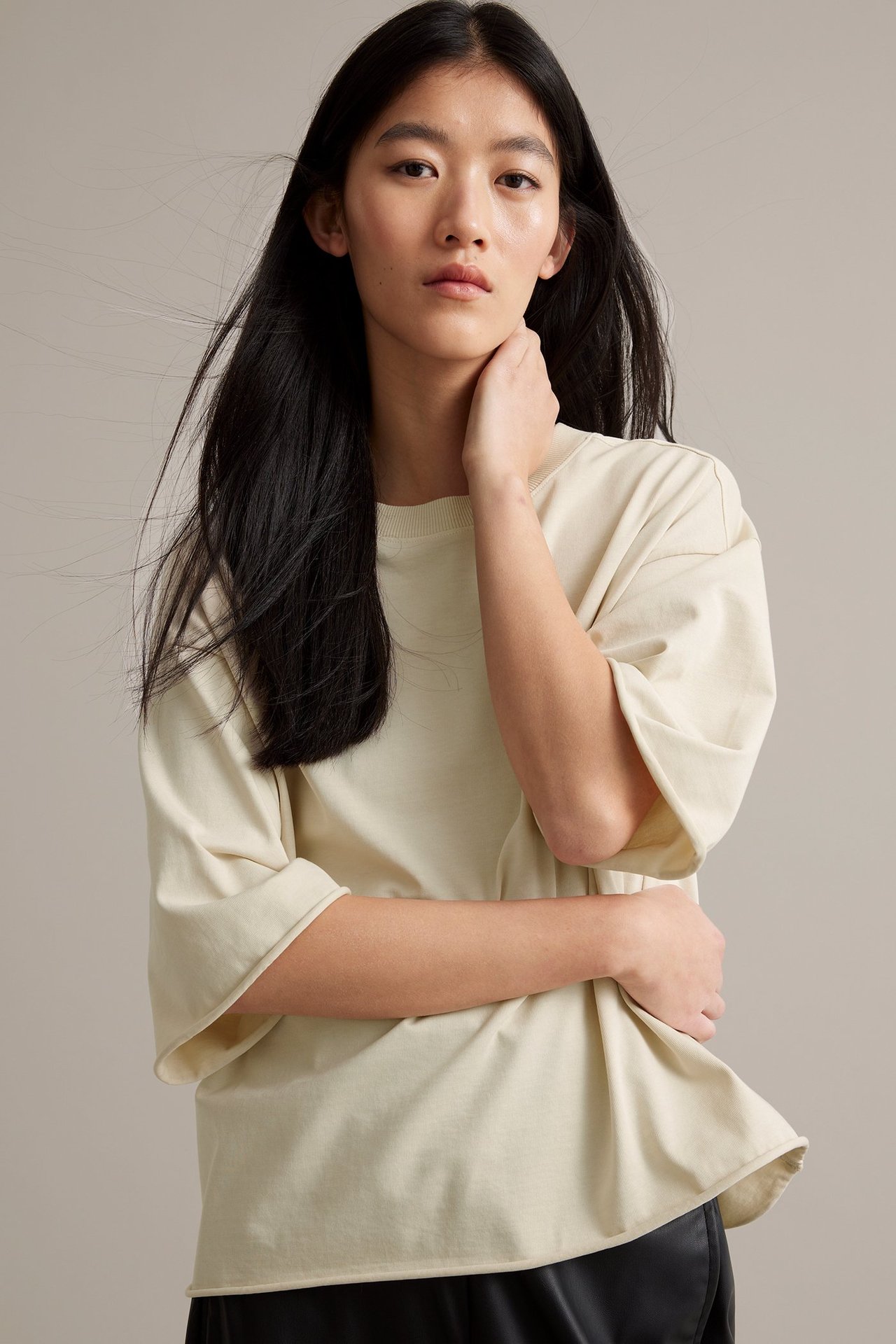 Nainen vaaleabeige T-paita paksummasta jerseymateriaalista, pesun näköinen, edestä.