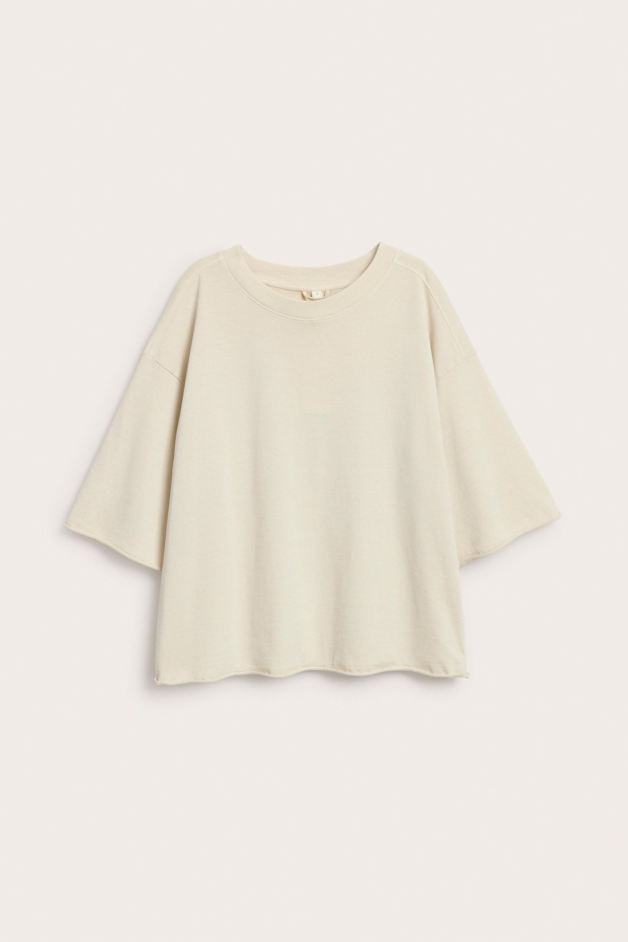 Vaalea beige T-paita paksusta jersey-materiaalista, suorat helmat, etupanora.