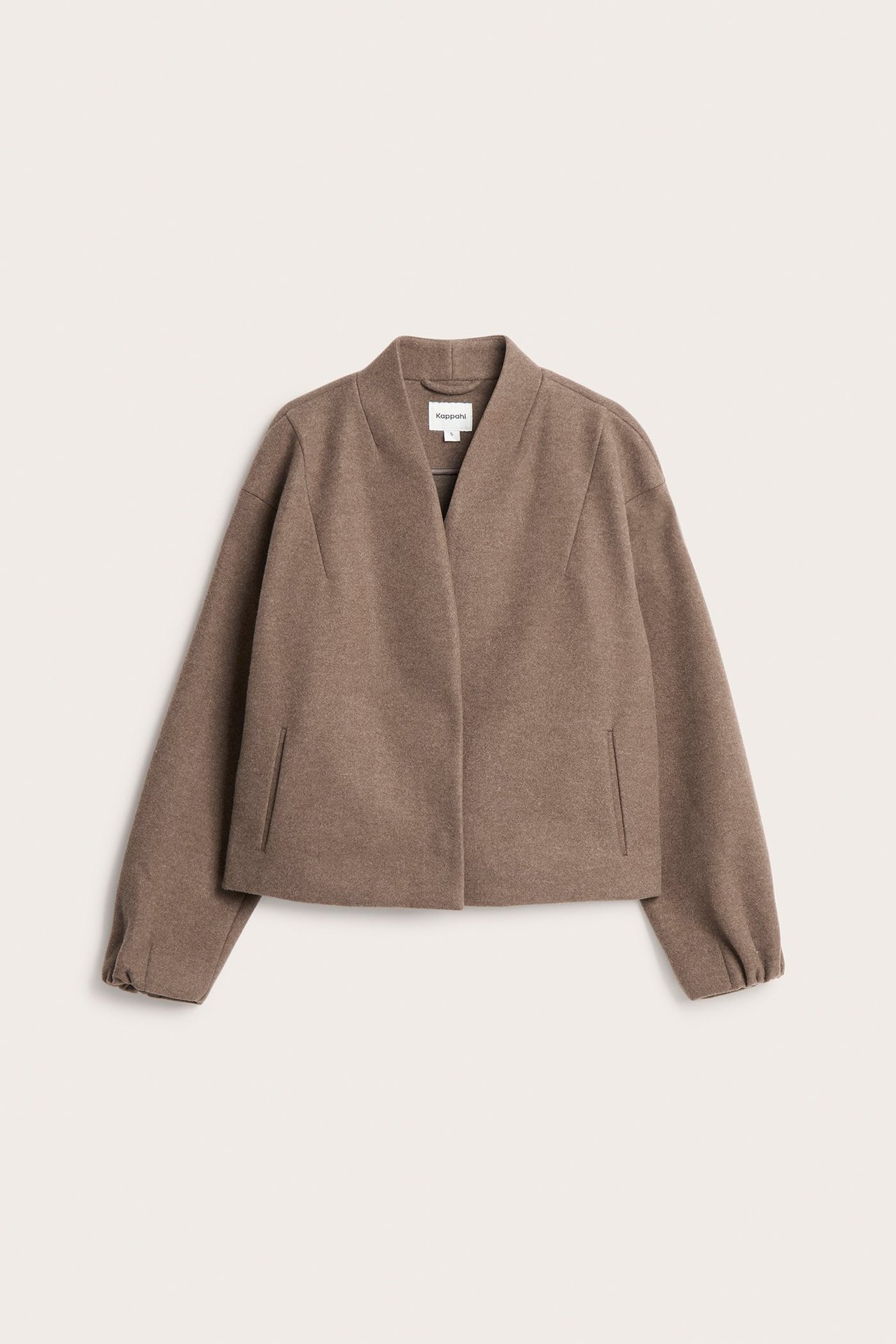 Widok z przodu brązowej, wełnianej, krótkiej kurtki z otwartym dekoltem w serek i kieszeniami.