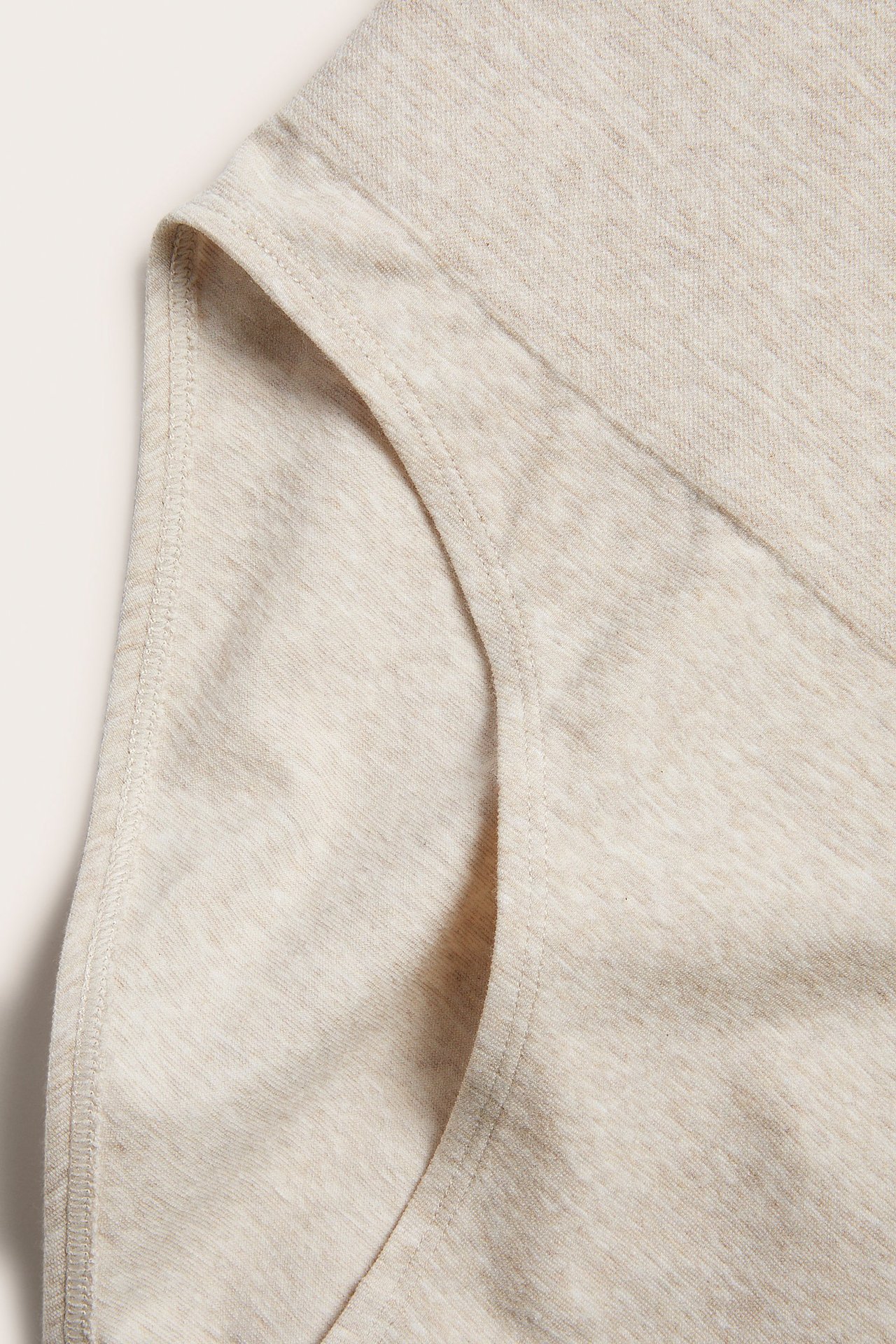 Zbliżenie beżowych, melanżowych, bezszwowych fig z bardzo wysokim, prążkowanym pasem.