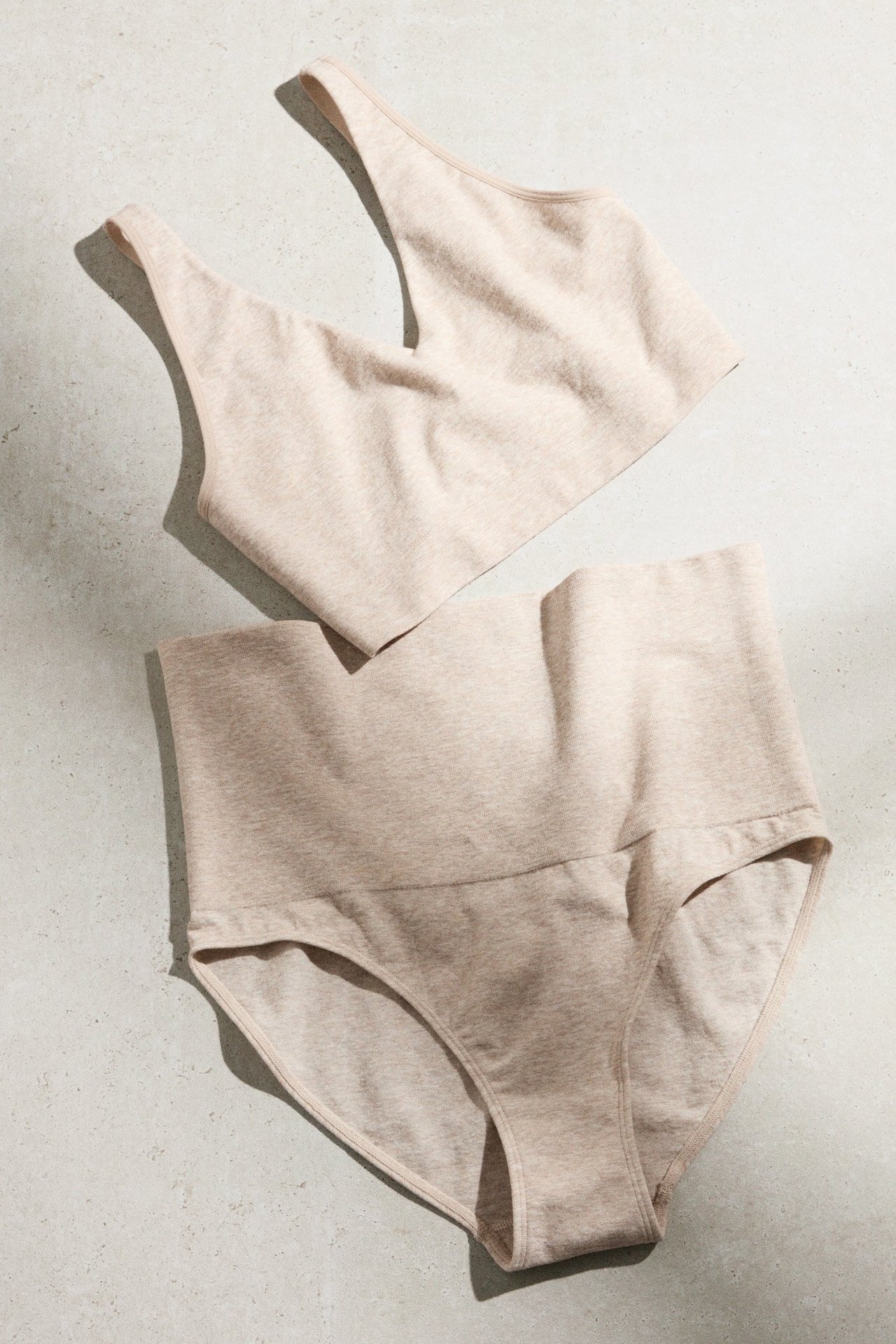 Widok z góry: beżowe melanżowe bezszwowe majtki z wysokim stanem i pasujący bralette.