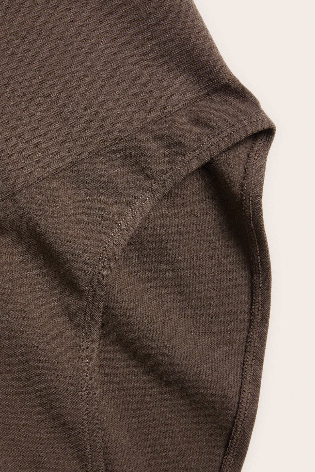 Zbliżenie na ciemnobrązowe, bezszwowe figi z bardzo wysokim, prążkowanym stanem.