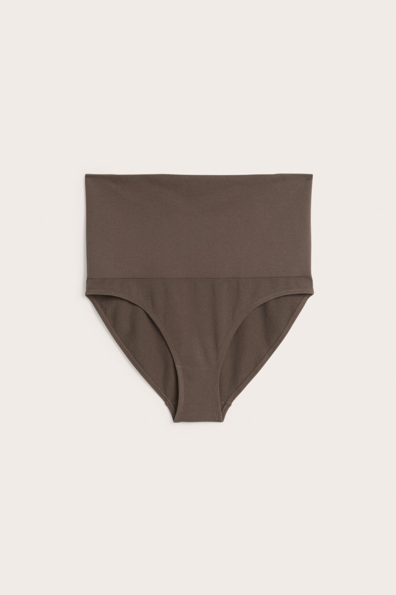 Widok z przodu ciemnobrązowych, bezszwowych majtek typu brief z bardzo wysokim, prążkowanym stanem.