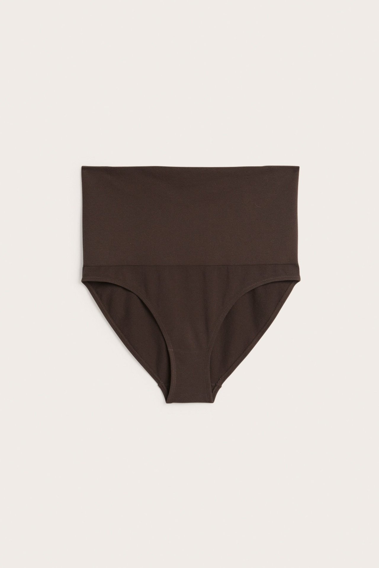 Widok z przodu ciemnobrązowych, bezszwowych fig z bardzo wysokim stanem i prążkowanym pasem.