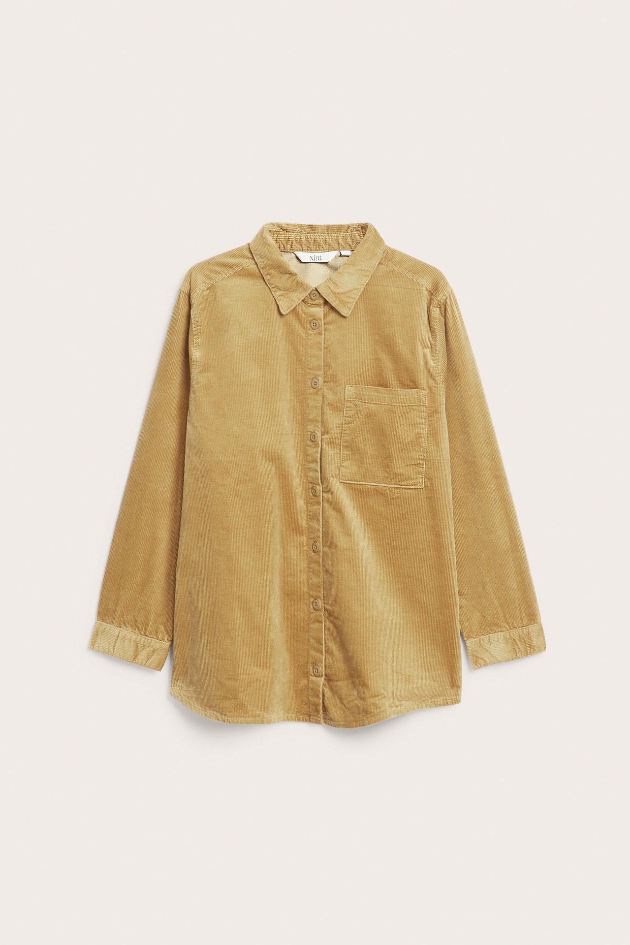 Edestä näkymä tummanbeigestä vakosamettipaidasta, jossa on kaulus, napitus, pitkät hihat ja rintatasku.