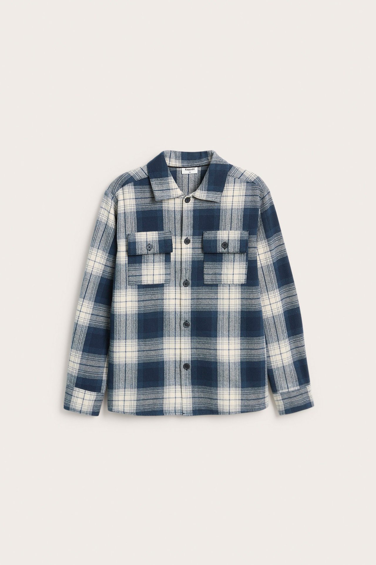 Framifrån: mörkblå och benvit rutig flanell-overshirt med två bröstfickor och knappar.