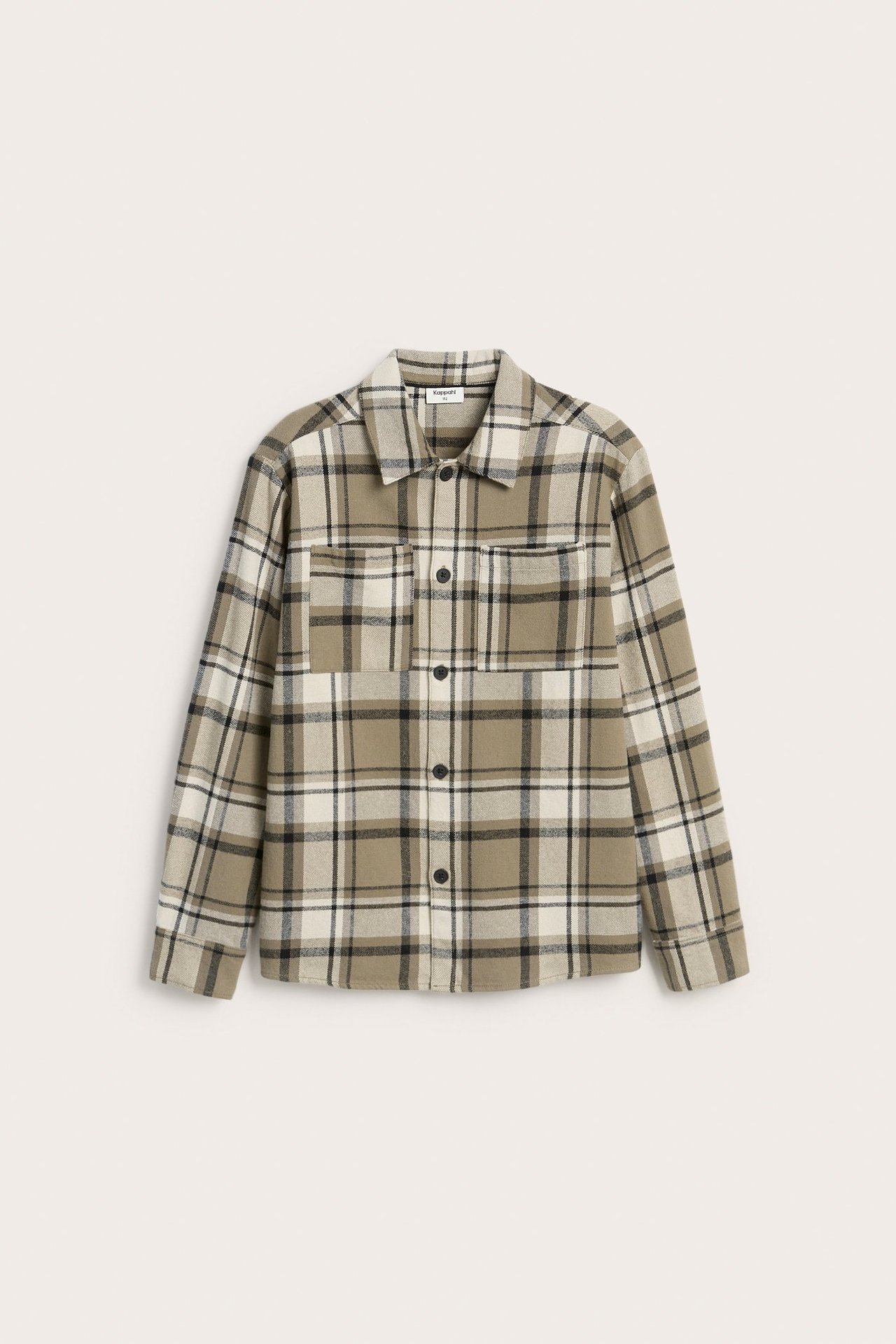 Framifrån: rutig flanellskjorta i beige, gräddvitt och svart med knappar och två bröstfickor.