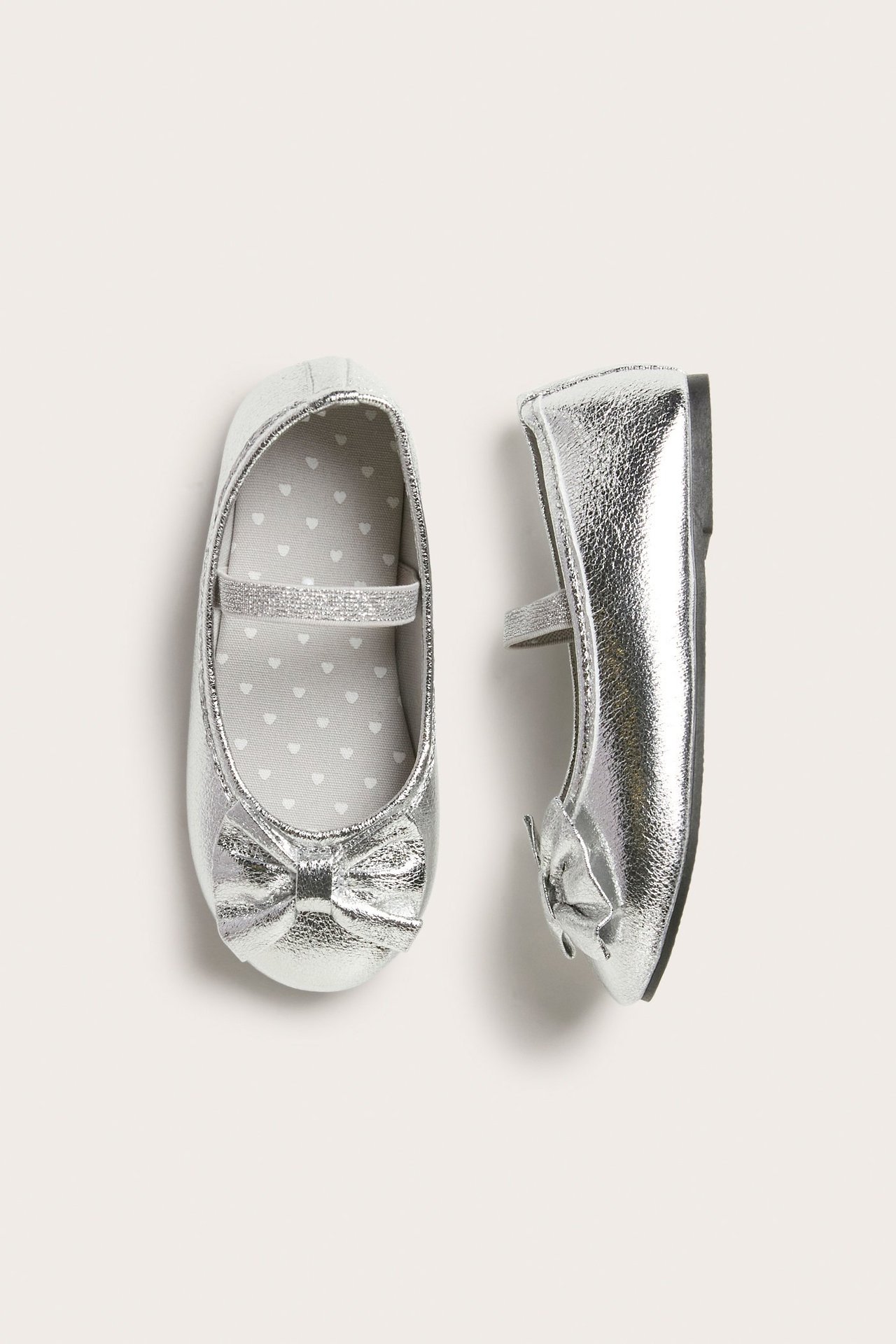 Widok z góry: Srebrne balerinki z gniecionego PU z kokardą z przodu i brokatowym paskiem.