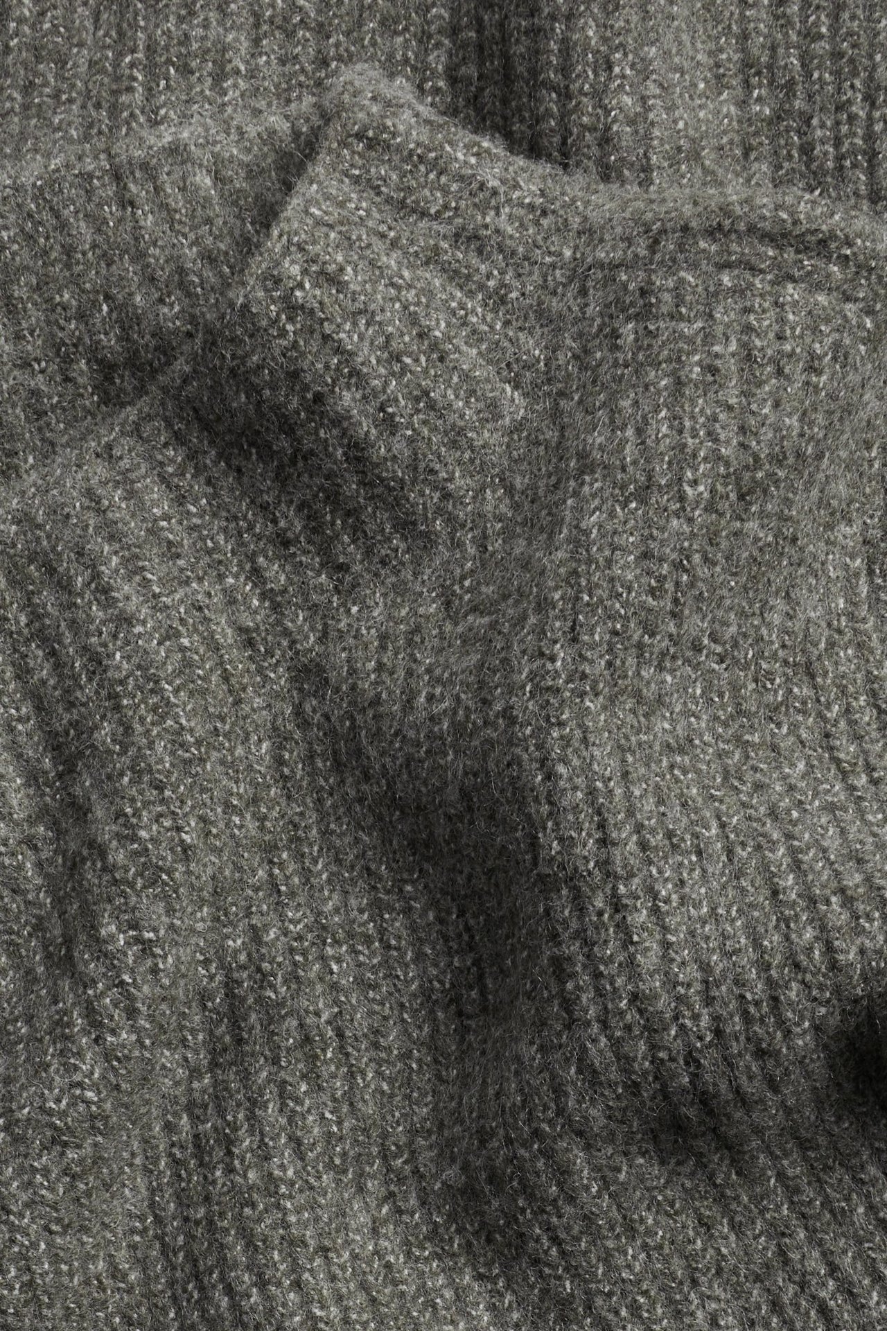 Zbliżenie na ciemnoszary melanżowy materiał prążkowanej kamizelki, ukazujące jej teksturę.