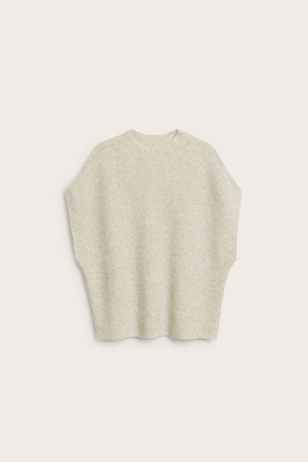 Framsida av en beigemelange ribbstickad väst med rund hals och korta ärmar.