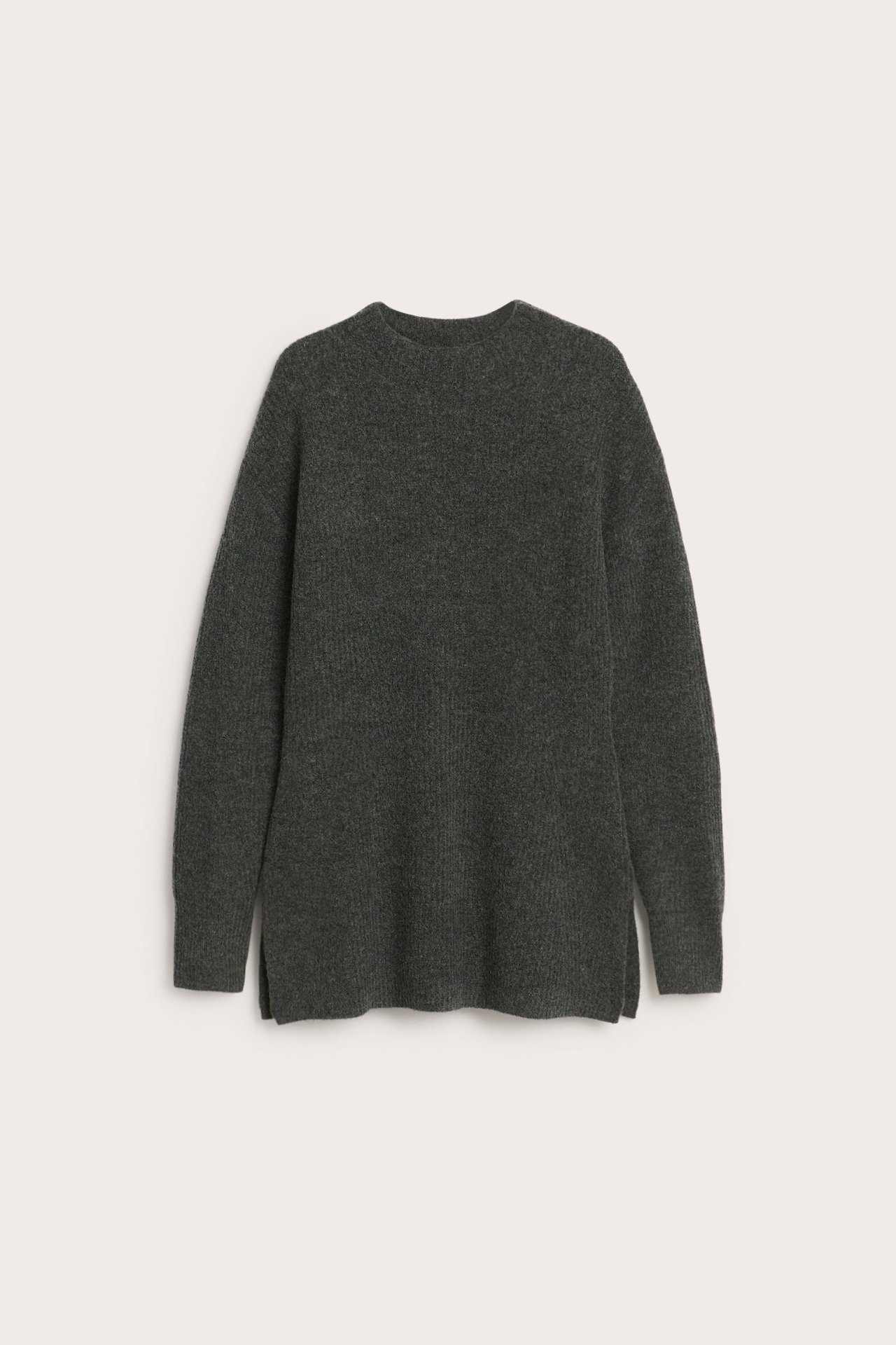 Edestä, tummanharmaa pitkähihainen ribbineulepusero pyöreällä kaula-aukolla.