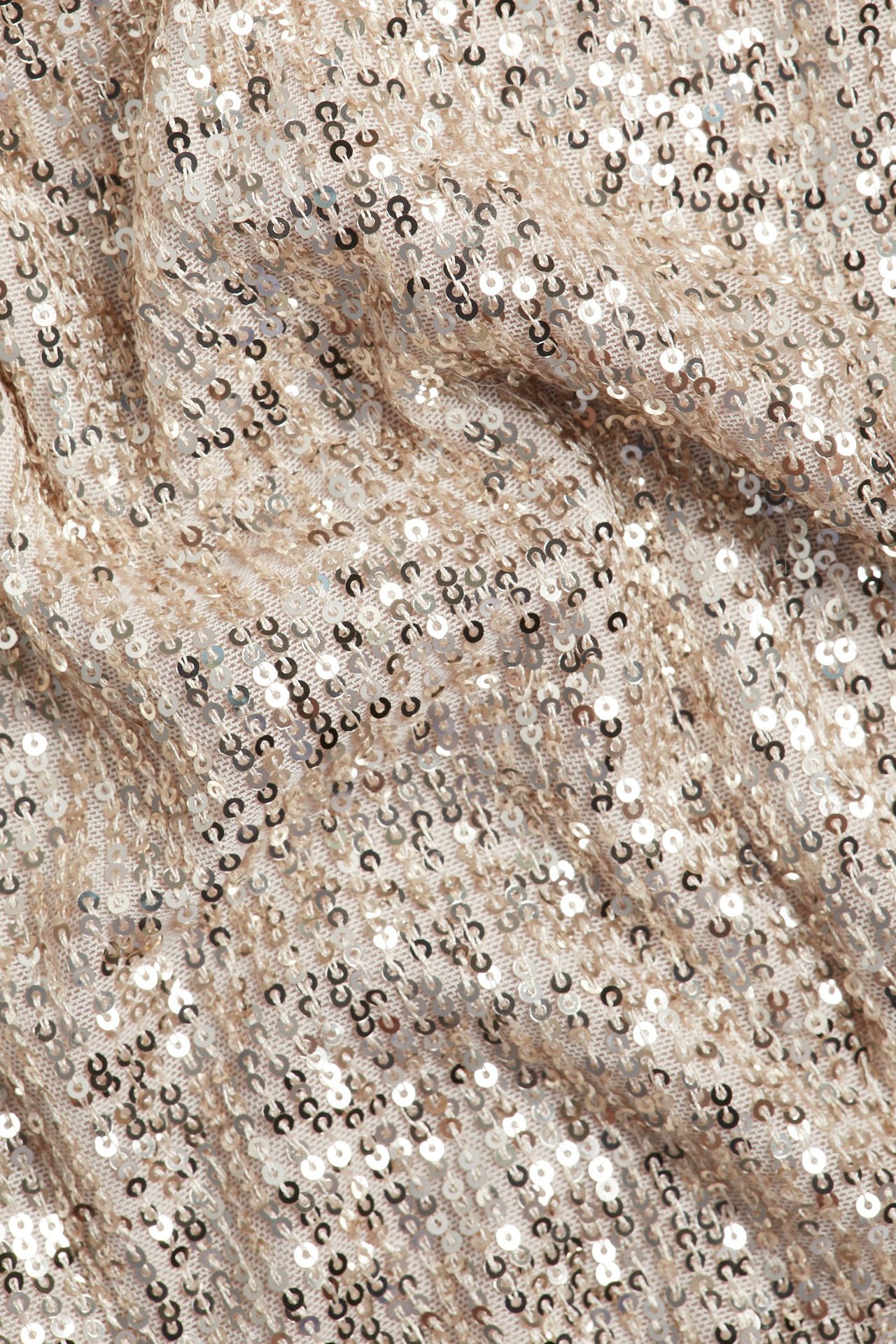 Zbliżenie różowego, brokatowego materiału cekinowego, ukazujące mieniące się cekiny na teksturowanej powierzchni.