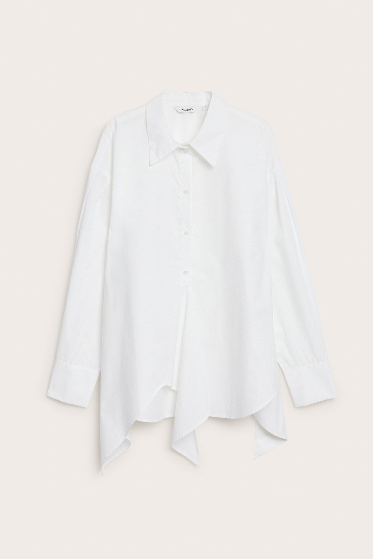 Framifrån, vit bomullsskjorta med långa ärmar, knäppning fram och asymmetrisk knytning i nederkant.