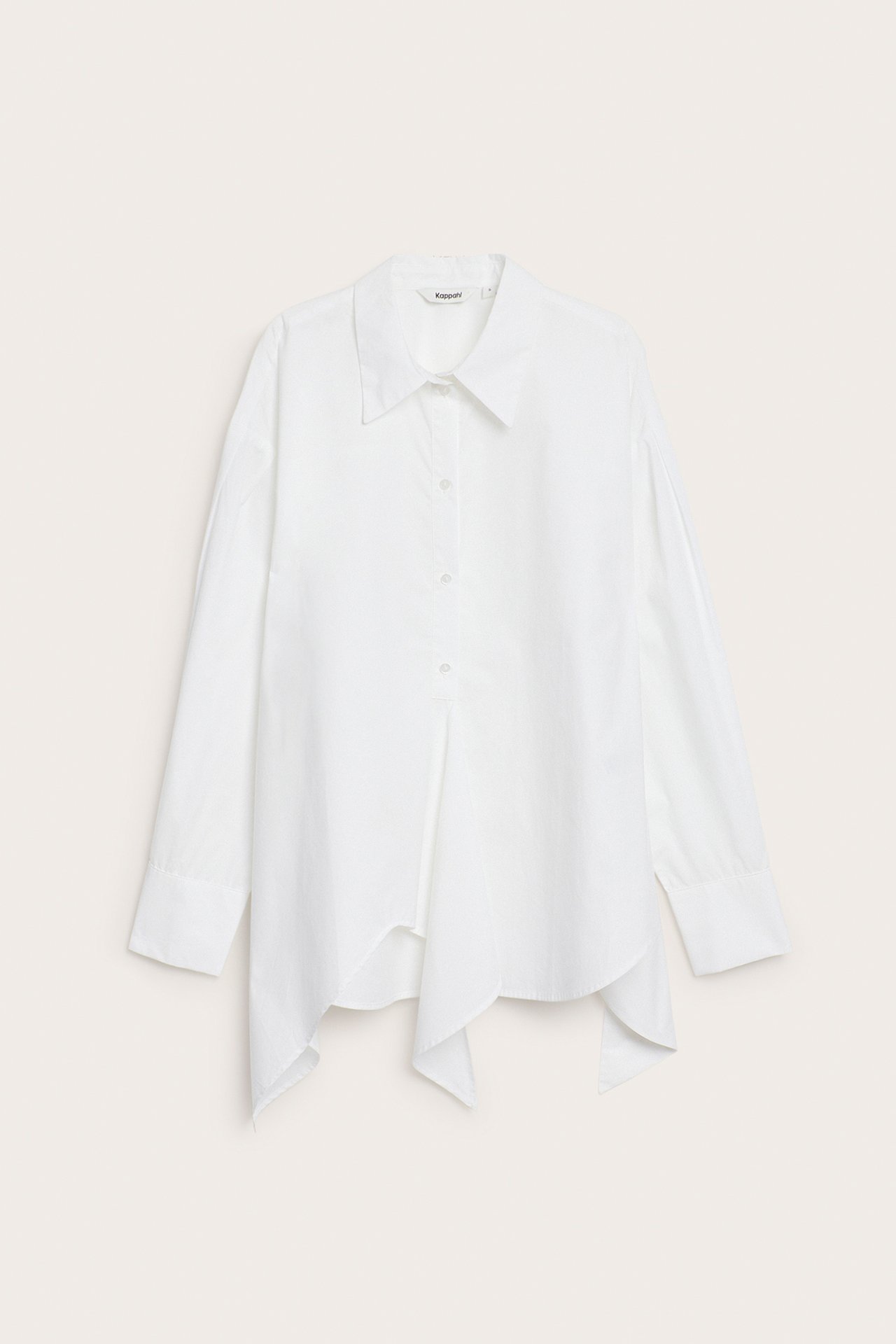 Frontvisning av en hvit oversized bomullsskjorte med klassisk krage, knapper og knyting i frontkanten.