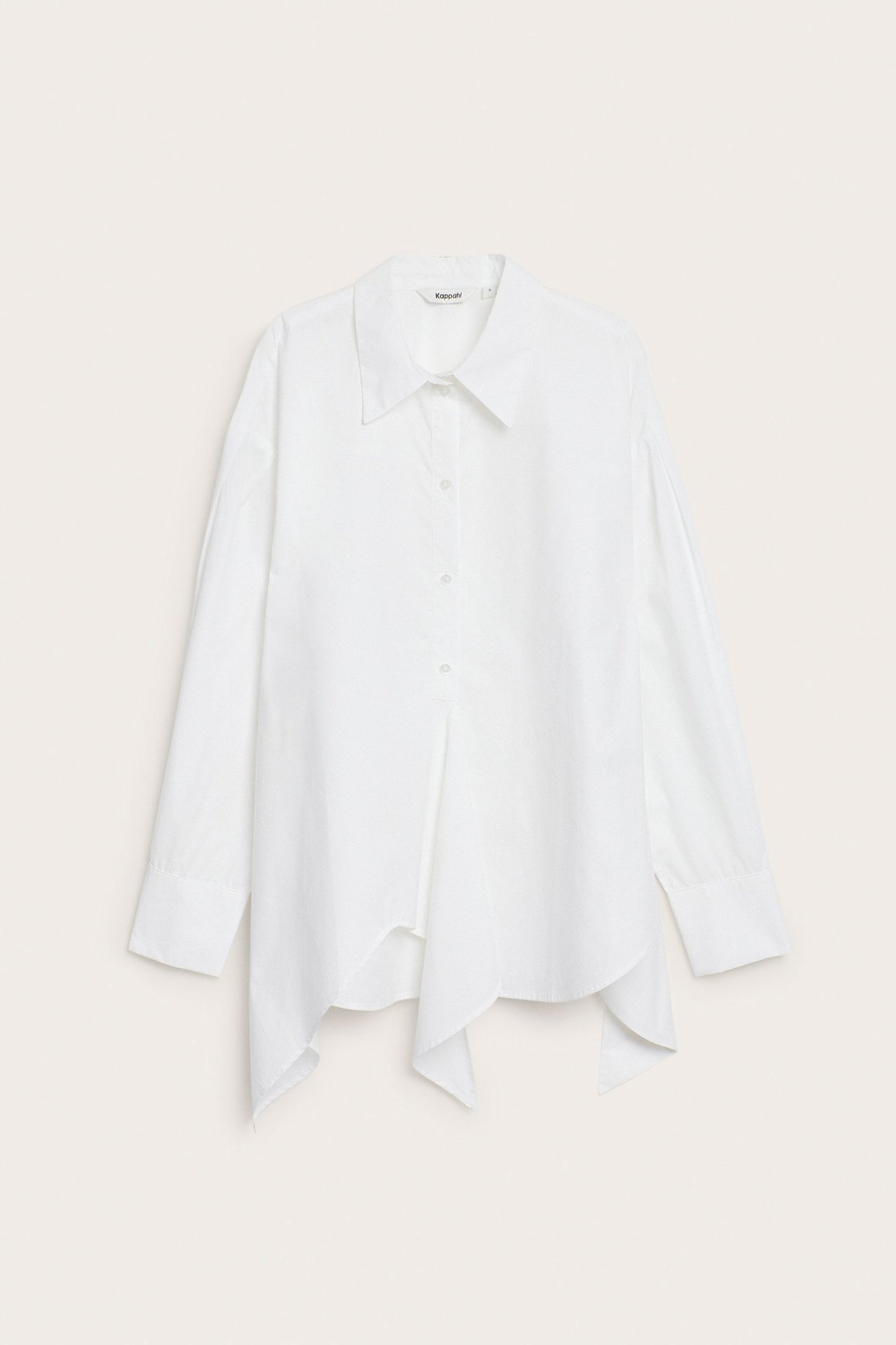 Frontvisning av en hvit oversized bomullsskjorte med klassisk krage, knapper og knyting i frontkanten.